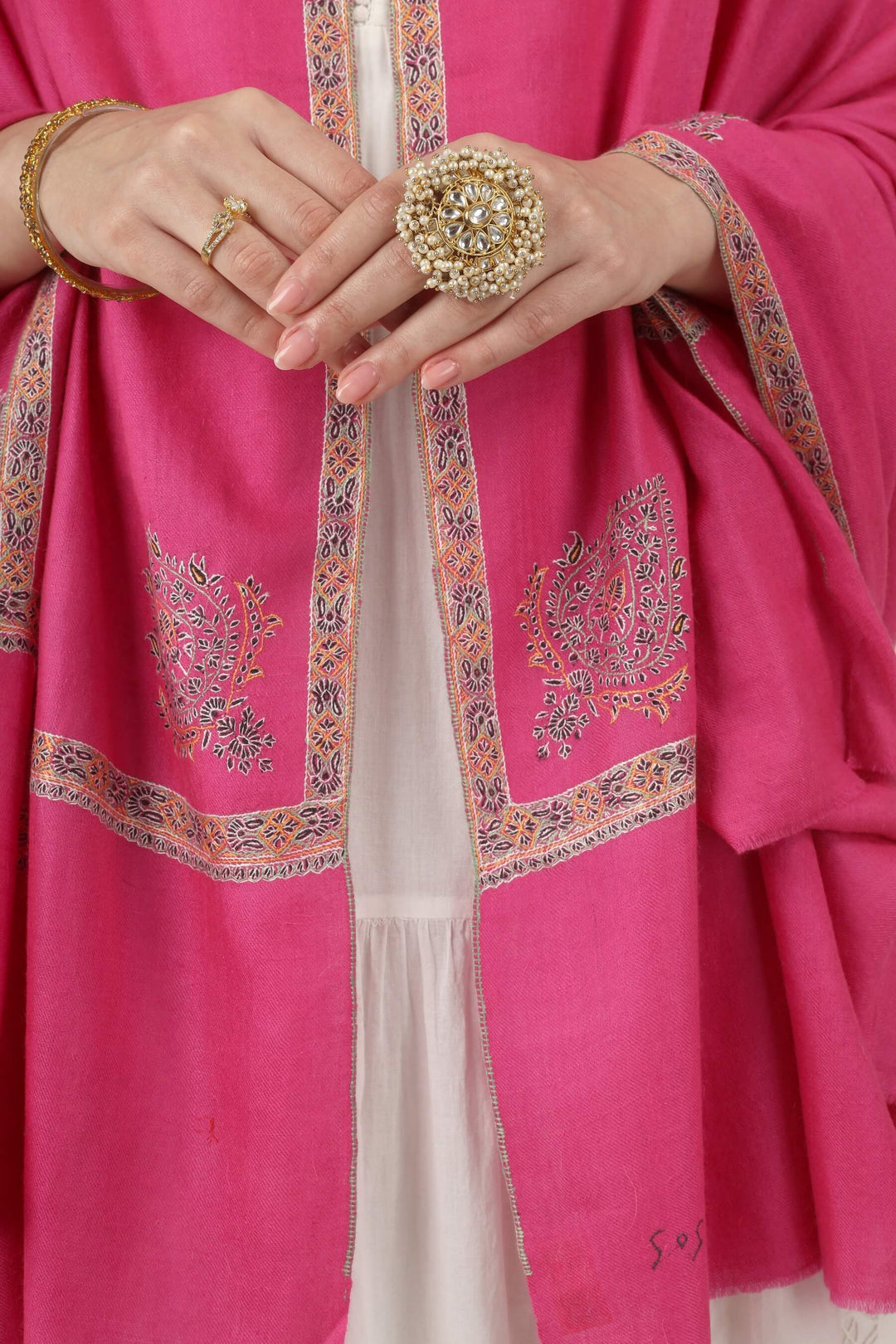 The saturated pink tone is beautifully balanced by the soft multicolour border, creating a look that is festive, graceful and timeless.