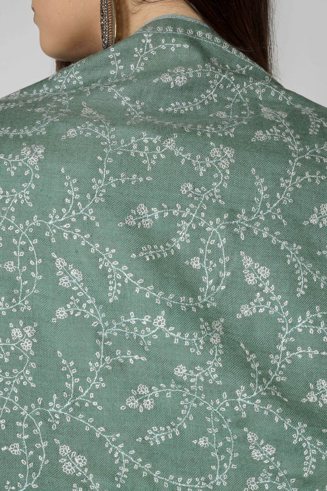 Pashmina shawls in America
A refined option for collectors of pashmina shawls in America, this GI-marked piece brings gallery-level Kashmiri artistry into a versatile, soft-green statement layer for modern wardrobes.