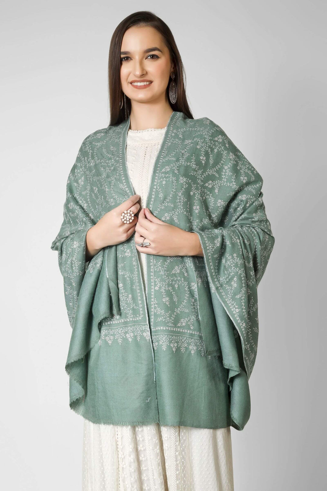Pashmina shawls in America
A refined option for collectors of pashmina shawls in America, this GI-marked piece brings gallery-level Kashmiri artistry into a versatile, soft-green statement layer for modern wardrobes.