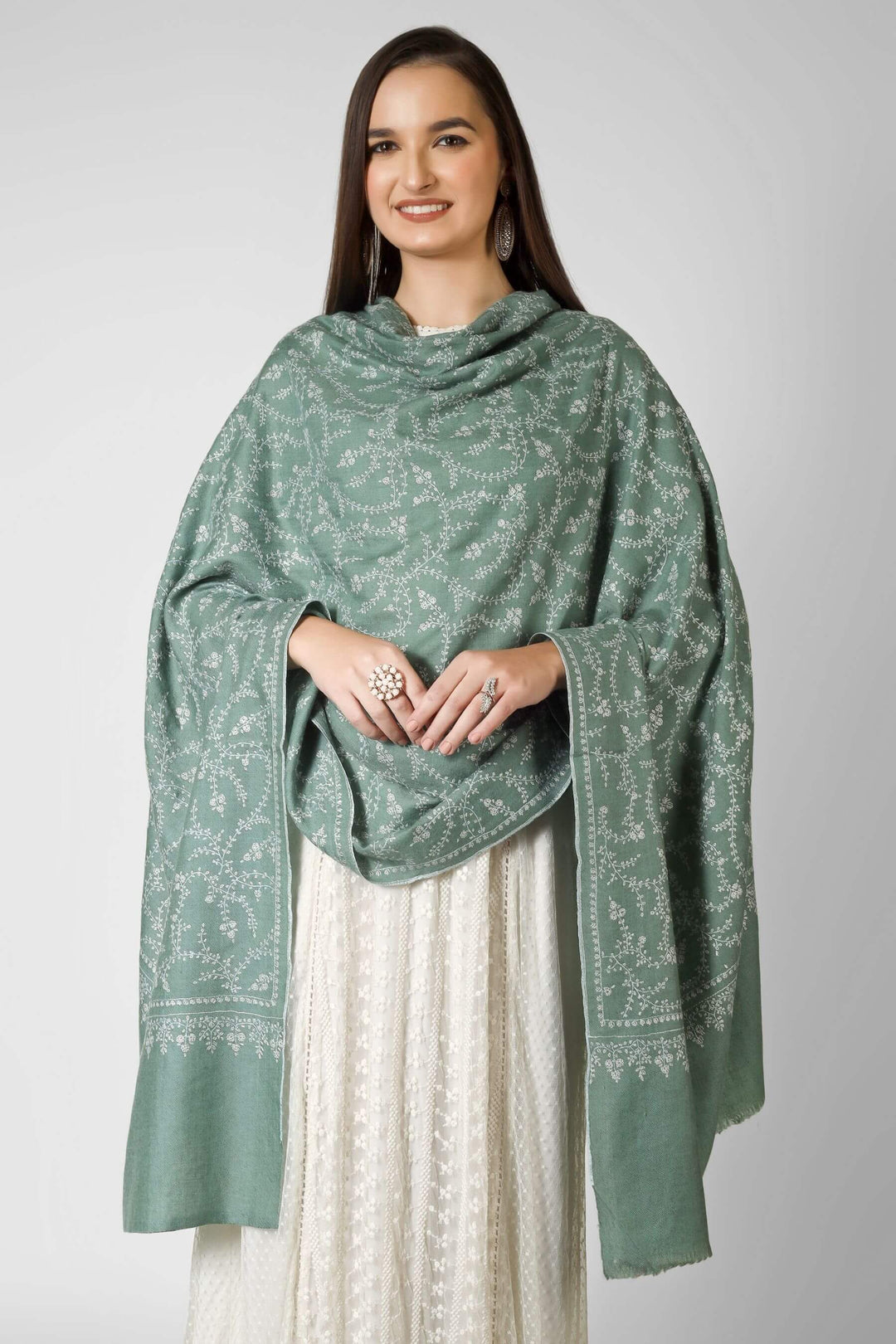 Pashmina shawls in America
A refined option for collectors of pashmina shawls in America, this GI-marked piece brings gallery-level Kashmiri artistry into a versatile, soft-green statement layer for modern wardrobes.