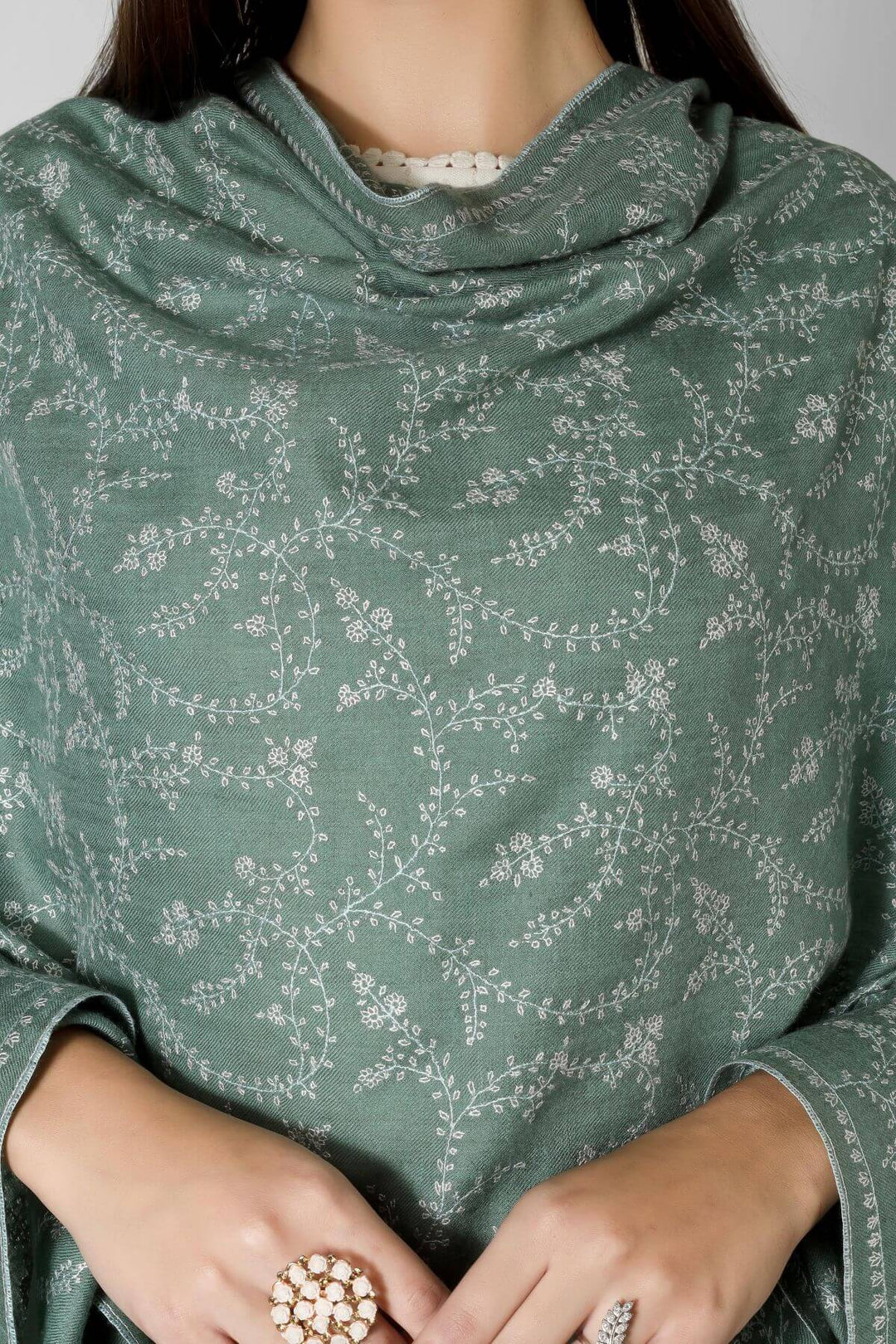 Pashmina shawls in America
A refined option for collectors of pashmina shawls in America, this GI-marked piece brings gallery-level Kashmiri artistry into a versatile, soft-green statement layer for modern wardrobes.