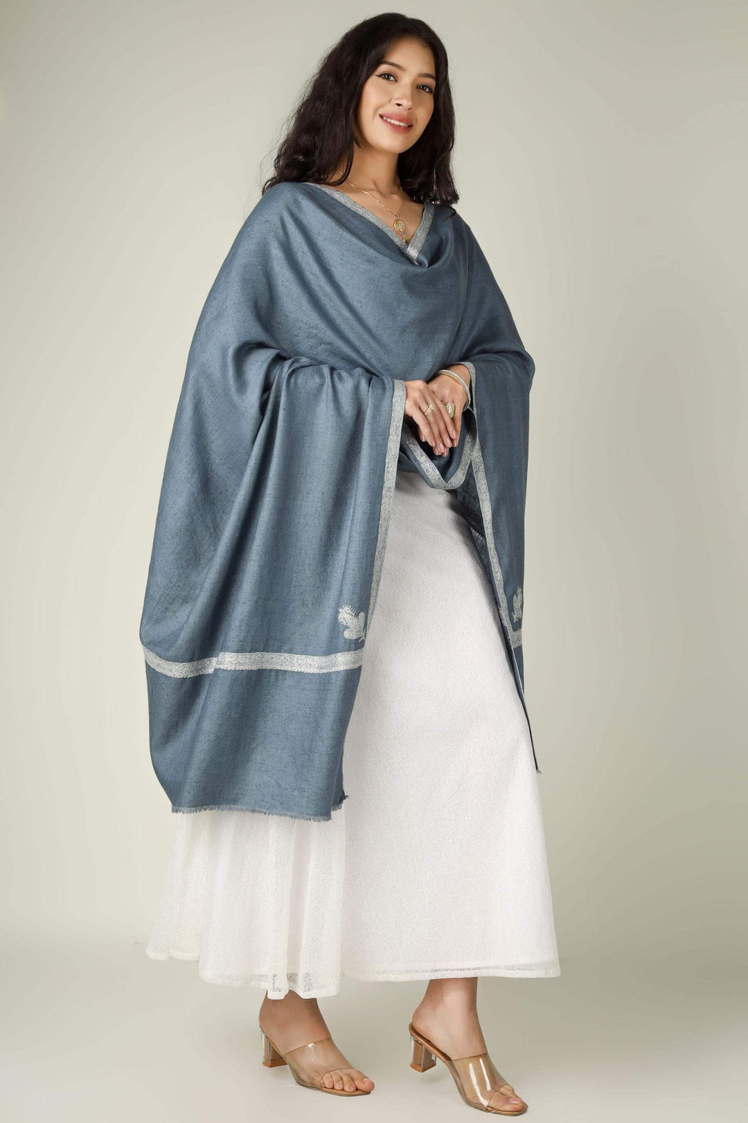 In Geneva’s luxury districts, from the Rue du Rhône to private lakeside villas, the Pashmina shawl in Geneva is recognized as the ultimate signature of "Quiet Luxury.