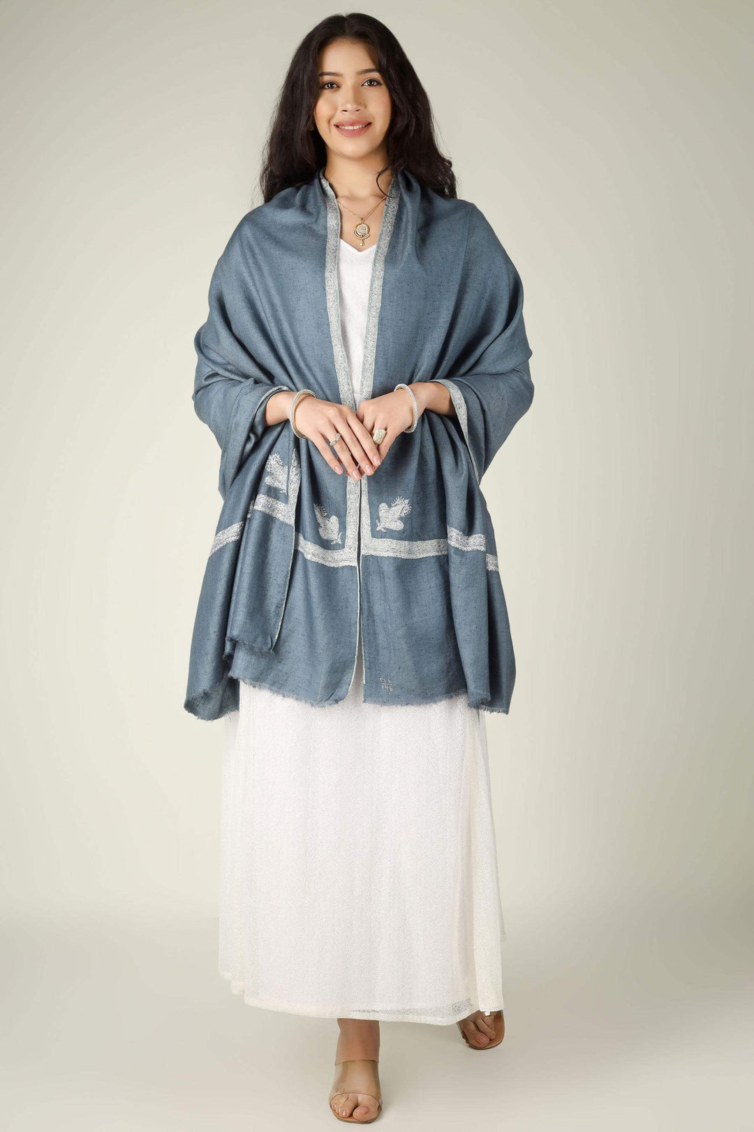 In Geneva’s luxury districts, from the Rue du Rhône to private lakeside villas, the Pashmina shawl in Geneva is recognized as the ultimate signature of "Quiet Luxury.