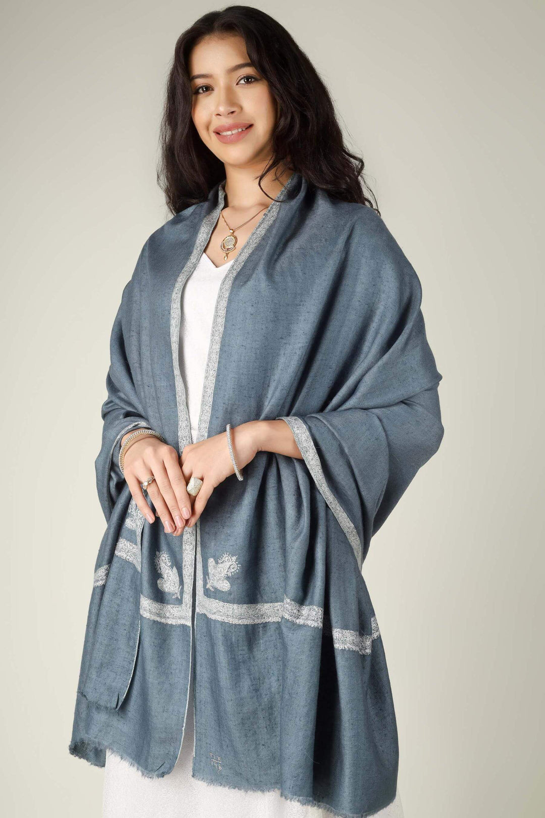 In Geneva’s luxury districts, from the Rue du Rhône to private lakeside villas, the Pashmina shawl in Geneva is recognized as the ultimate signature of "Quiet Luxury.