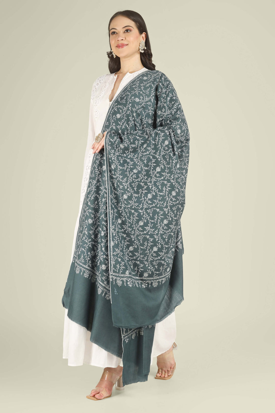 This Charcoal GI Kashmiri Pure Pashmina Javeria Jaldaar Shawl features a deep charcoal-grey base overlaid with a soft beige jaldaar sozni pattern, where fine creepers and flowers form a light mesh across the upper field and flow into a scalloped floral border.