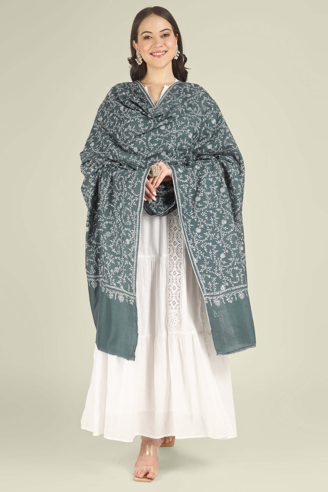 This Charcoal GI Kashmiri Pure Pashmina Javeria Jaldaar Shawl features a deep charcoal-grey base overlaid with a soft beige jaldaar sozni pattern, where fine creepers and flowers form a light mesh across the upper field and flow into a scalloped floral border.