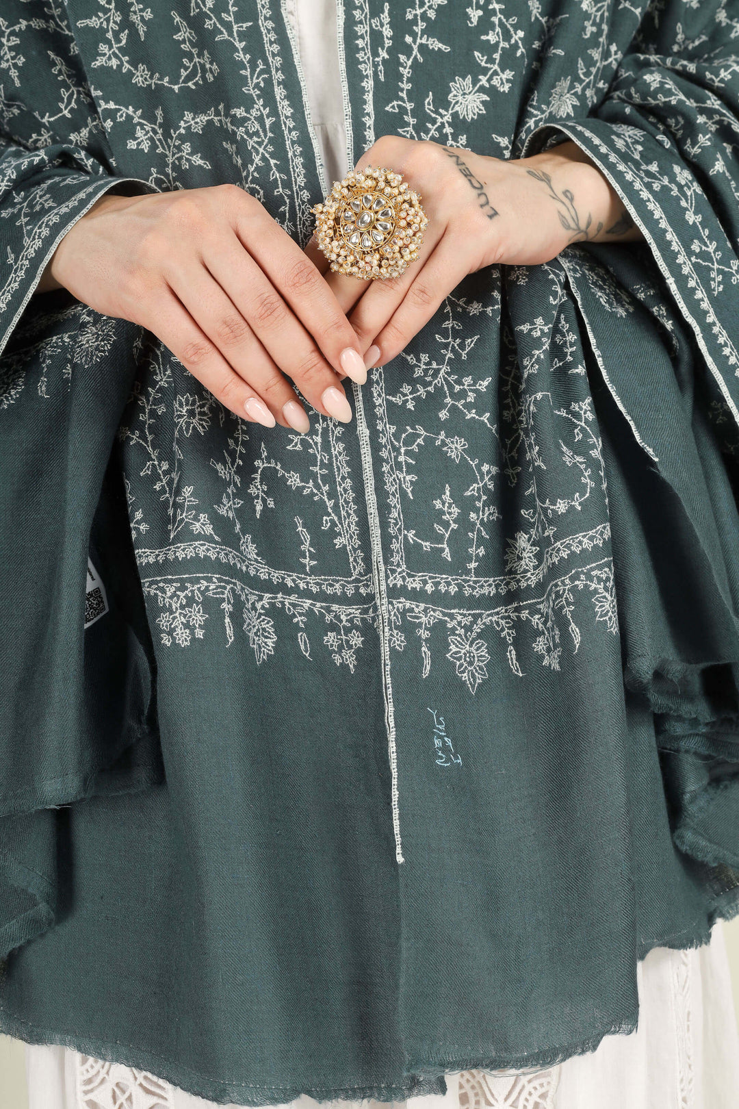 This Charcoal GI Kashmiri Pure Pashmina Javeria Jaldaar Shawl features a deep charcoal-grey base overlaid with a soft beige jaldaar sozni pattern, where fine creepers and flowers form a light mesh across the upper field and flow into a scalloped floral border.