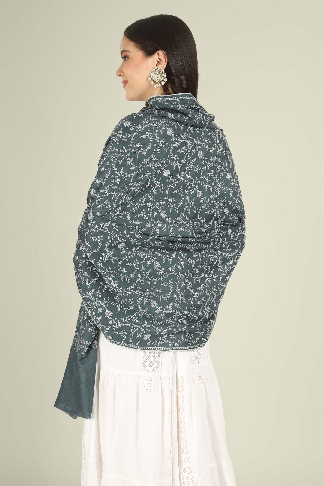 This Charcoal GI Kashmiri Pure Pashmina Javeria Jaldaar Shawl features a deep charcoal-grey base overlaid with a soft beige jaldaar sozni pattern, where fine creepers and flowers form a light mesh across the upper field and flow into a scalloped floral border.