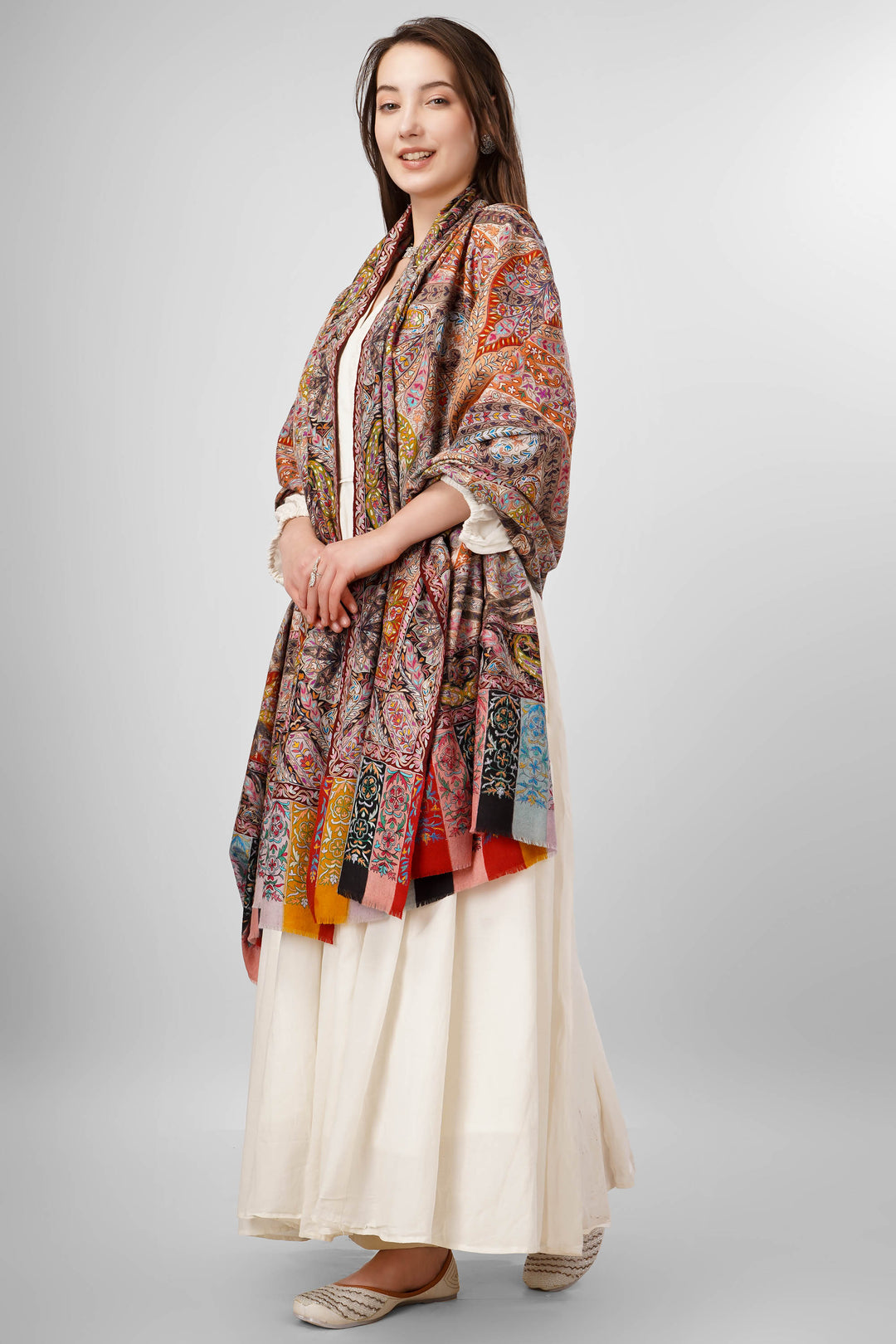 Kalamkari Pashmina Shawls Online – Royal Mariam-uz-Zamani Heritage
 The Pashmina Kalamkari Mariam-uz-Zamani Shawl is a splendid tribute to Kashmiri craftsmanship, blending authentic hand-painted and hand-embroidered kalamkari artistry on the finest pashmina wool
