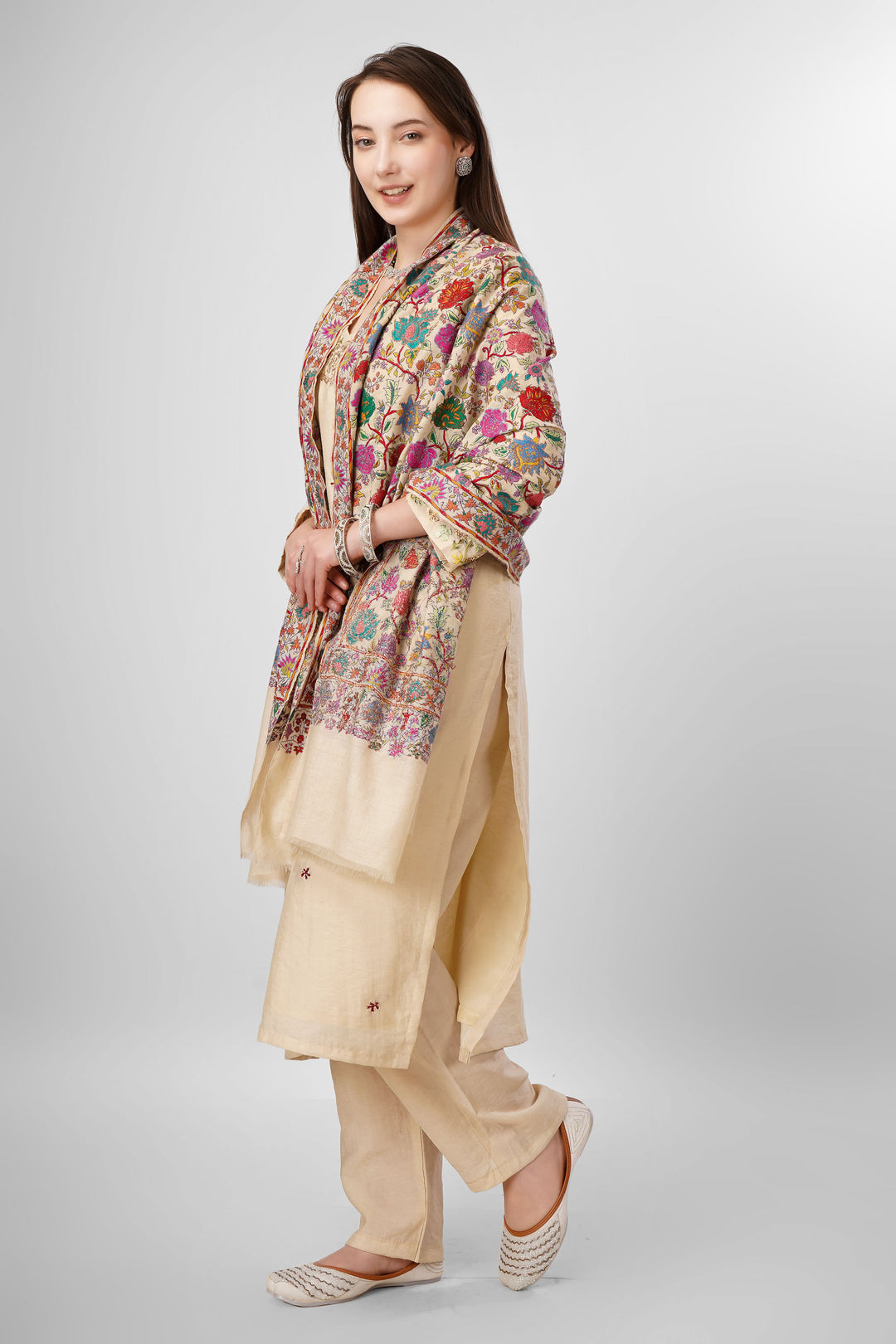 White Sozni Jama Pashmina Shawls Online – Artistry in Multicolor Floral Finesse
   The Pashmina White Sozni Malaika Ruqaiya Jama Shawl is a dazzling instance of Kashmiri handwoven royalty. Spun from premium pure pashmina, this shawl features a pristine ivory-white base enveloped in flamboyant allover sozni embroidery