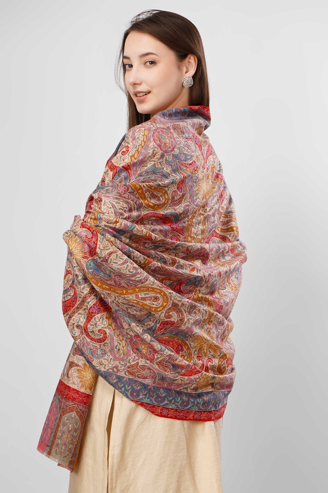 Pashmina Kalamkari Shawls Online – Roshanara Royal Multicolor Heritage
   The Pashmina Kalamkari Malaika Roshanara Shawl is a masterpiece of Kashmiri luxury and artistry, handwoven from ultra-soft, pure pashmina. Its elaborate design celebrates classic kalamkari art with a tapestry of sweeping paisleys, blooming florals, and bold vine motifs