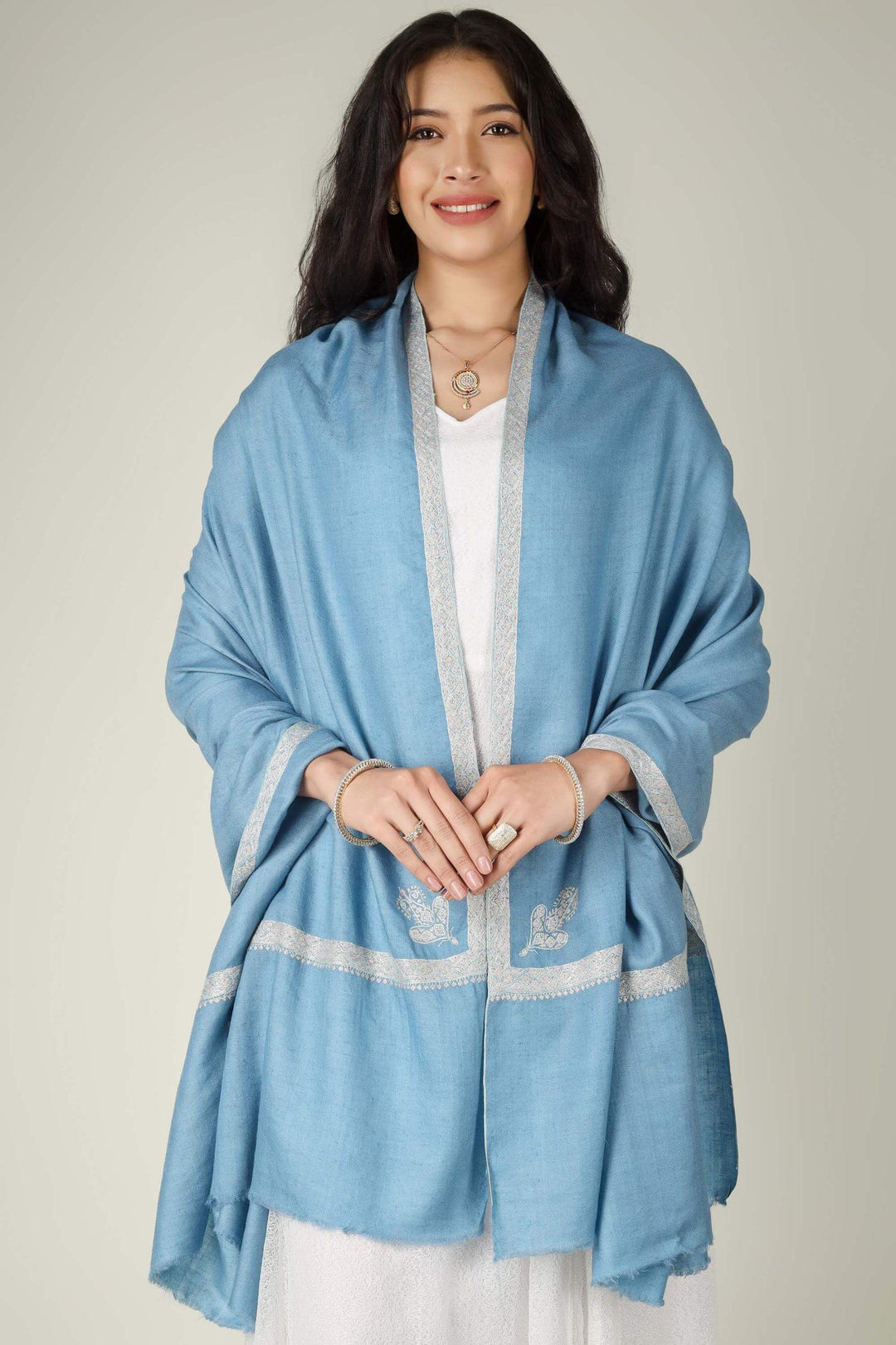 In the glamorous yacht clubs and luxury villas of Monte Carlo, the Pashmina shawl in Monaco represents the pinnacle of refined sophistication. Kepra delivers this exclusive light gray hashidaar masterpiece to Europe