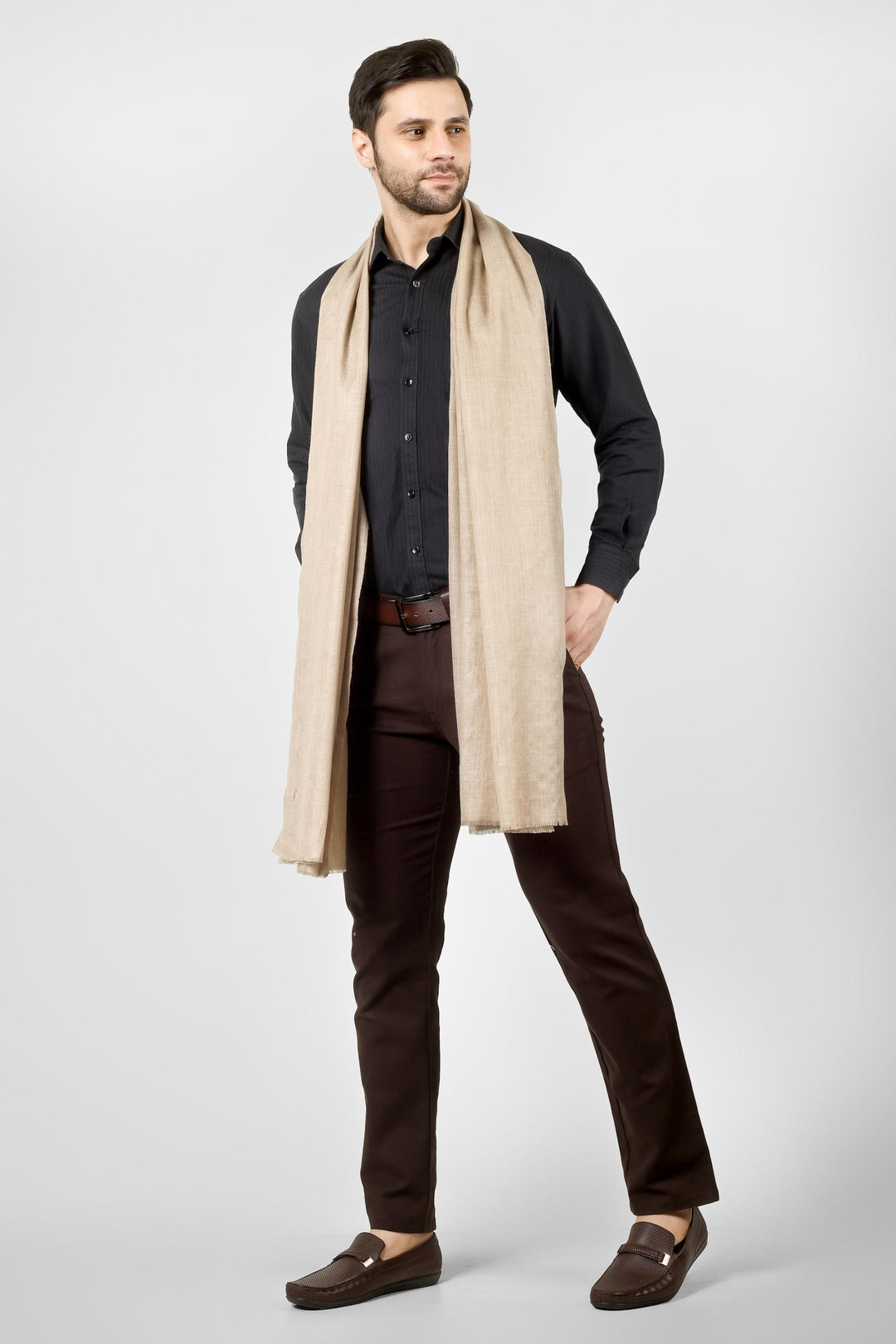 Ideal for gentlemen in India, USA, Canada, UK, Europe and the Middle East, this natural pashmina stole wraps easily around the neck or shoulders, finishing any look with understated Kashmiri elegance.