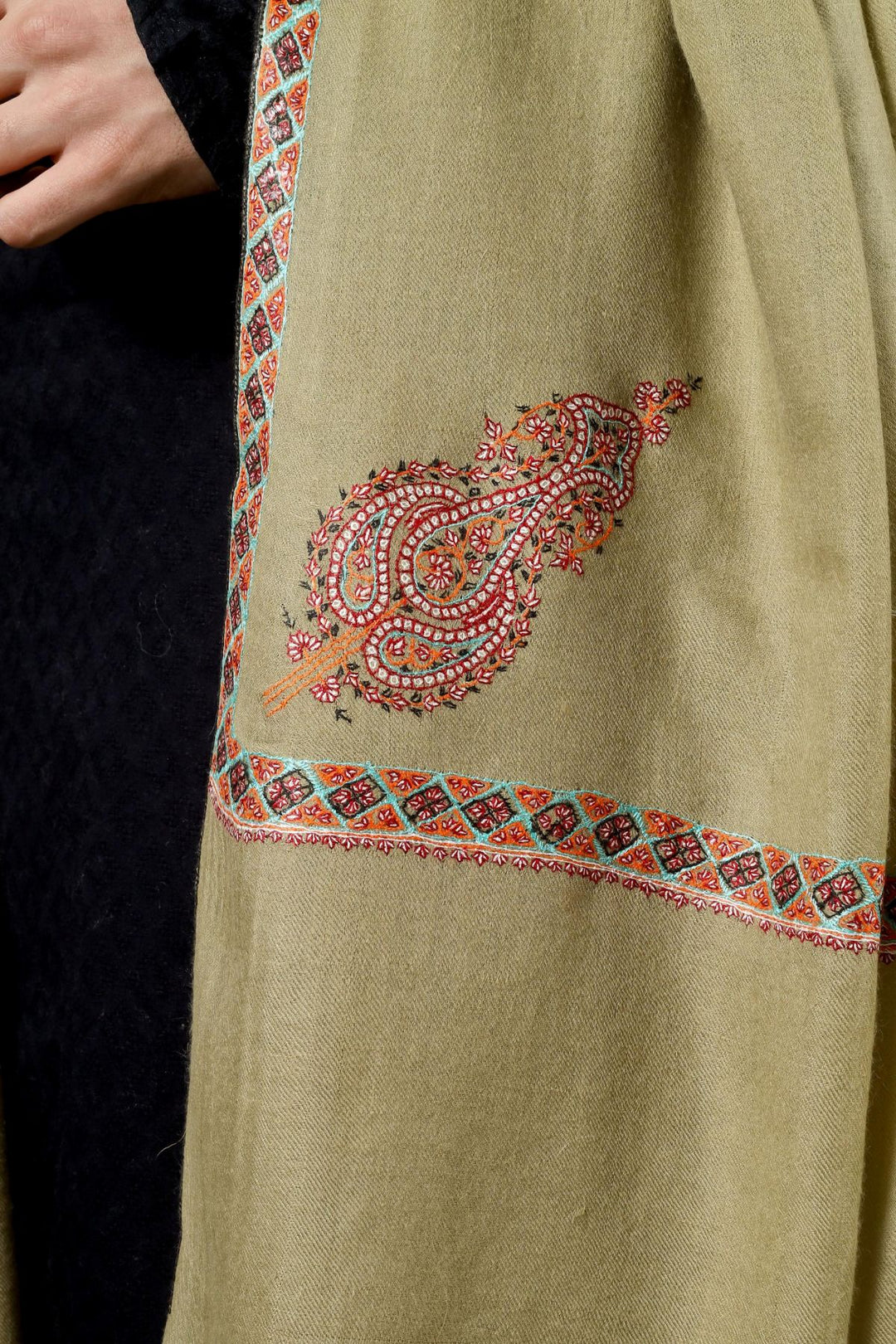 Ideal for gentlemen worldwide seeking luxury men's pashmina shawls in the USA, Canada, UK, Europe and Middle East, this olive green paisley delivers authentic Kashmiri craftsmanship for distinctive style