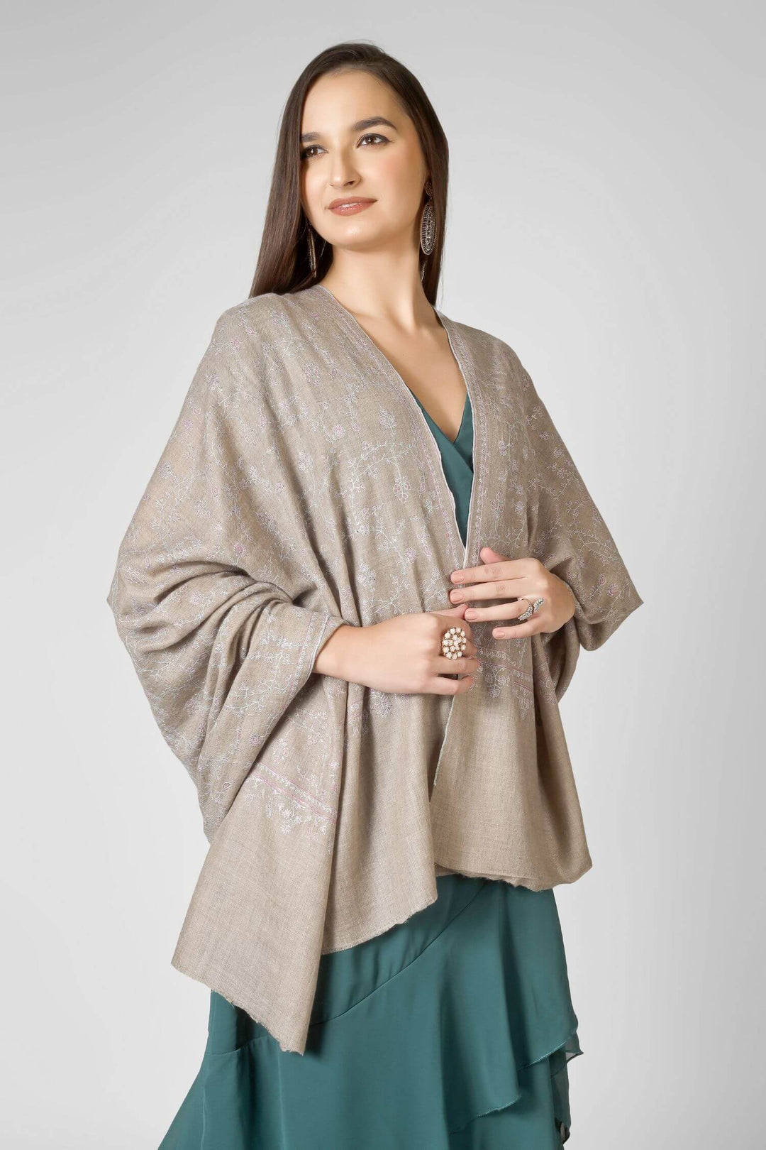 Pashmina shawls in Dubai-A considered choice for lovers of pashmina shawls in Dubai, this GI-certified neutral brings museum-level Kashmiri craftsmanship
