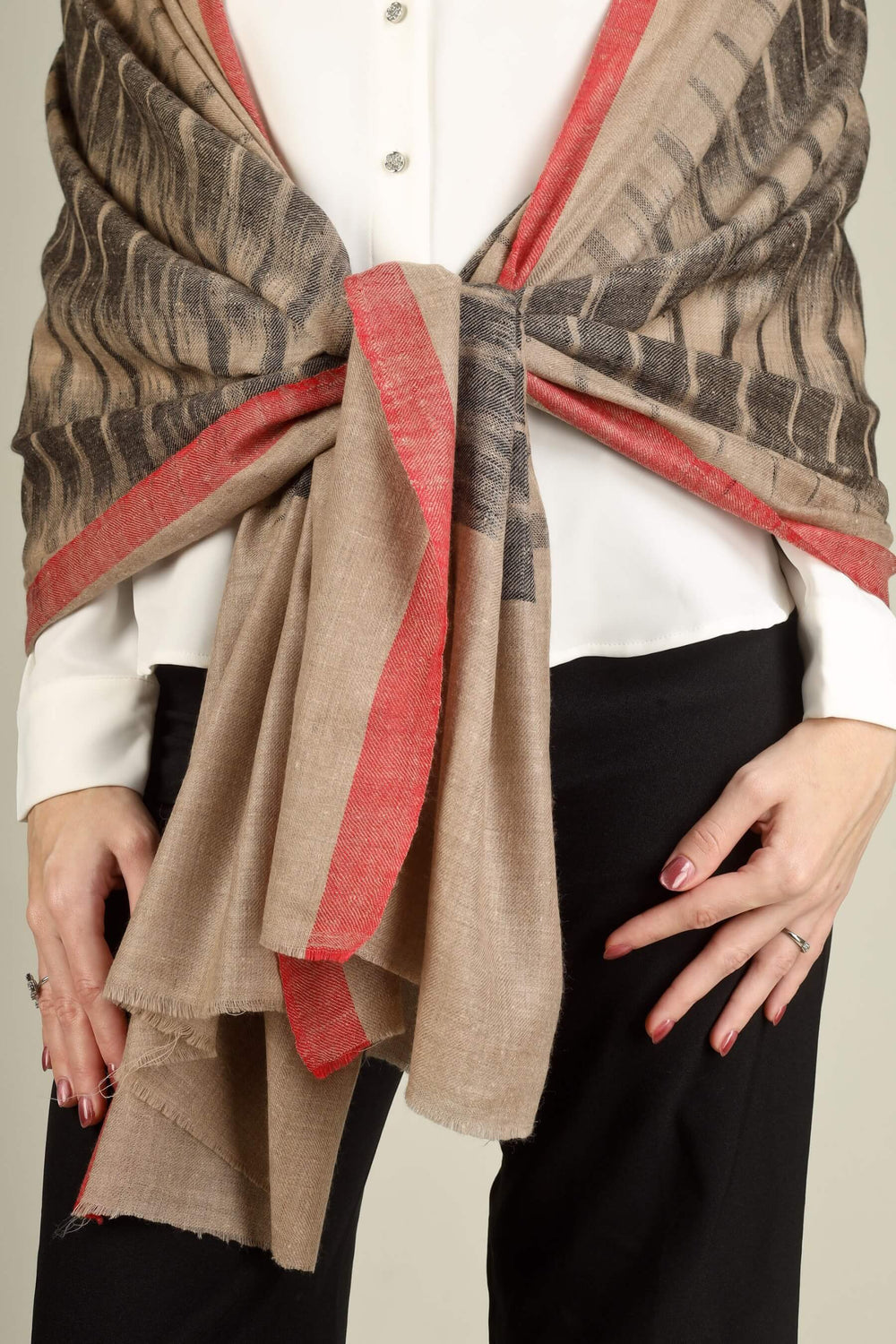 Woven to be featherlight and fluid, this Kashmir pashmina stole can be wrapped, knotted at the waist, or worn open like a shawl—ideal for customers shopping for premium pashmina stoles online in India