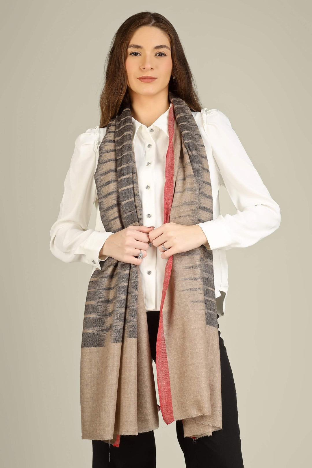 Woven to be featherlight and fluid, this Kashmir pashmina stole can be wrapped, knotted at the waist, or worn open like a shawl—ideal for customers shopping for premium pashmina stoles online in India