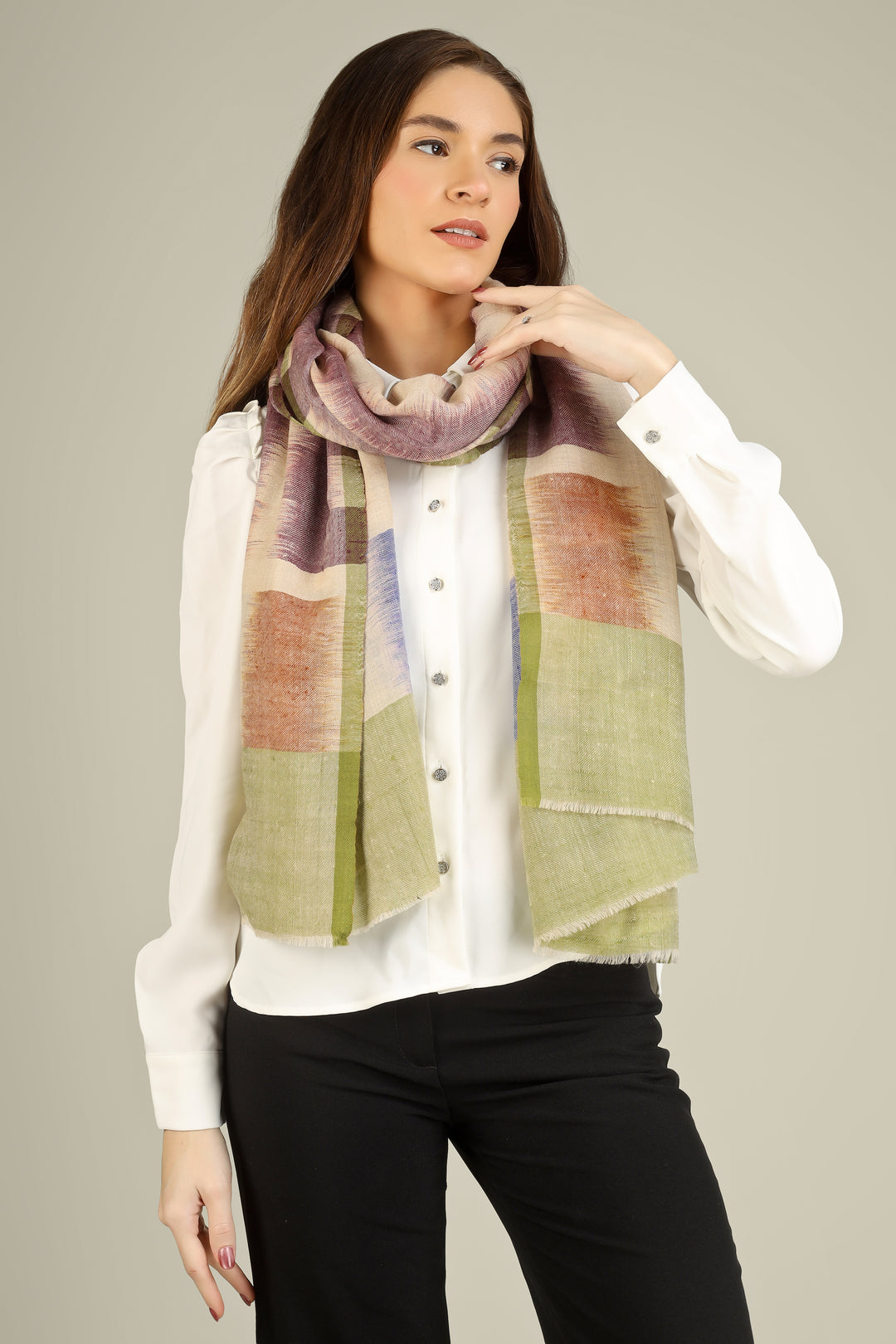  pashmina stole features soft mauve and blush blocks on a warm ivory base, arranged in wide, painterly vertical panels that flatter every skin tone