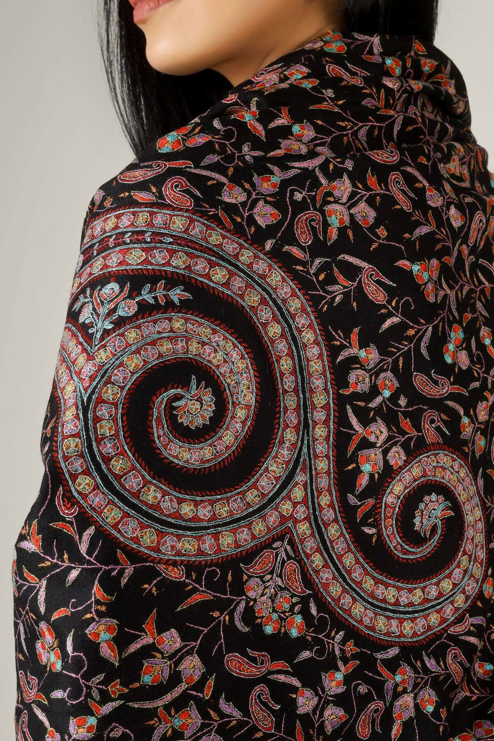 Perfect for admirers of luxury pashmina shawls across the USA, Canada, UK, Europe and the Middle East, this black jaldaar GI pashmina shawl brings authentic Kashmiri sophistication to wardrobes worldwide