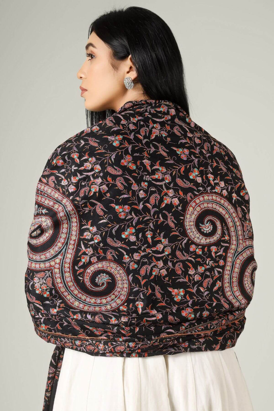 Perfect for admirers of luxury pashmina shawls across the USA, Canada, UK, Europe and the Middle East, this black jaldaar GI pashmina shawl brings authentic Kashmiri sophistication to wardrobes worldwide