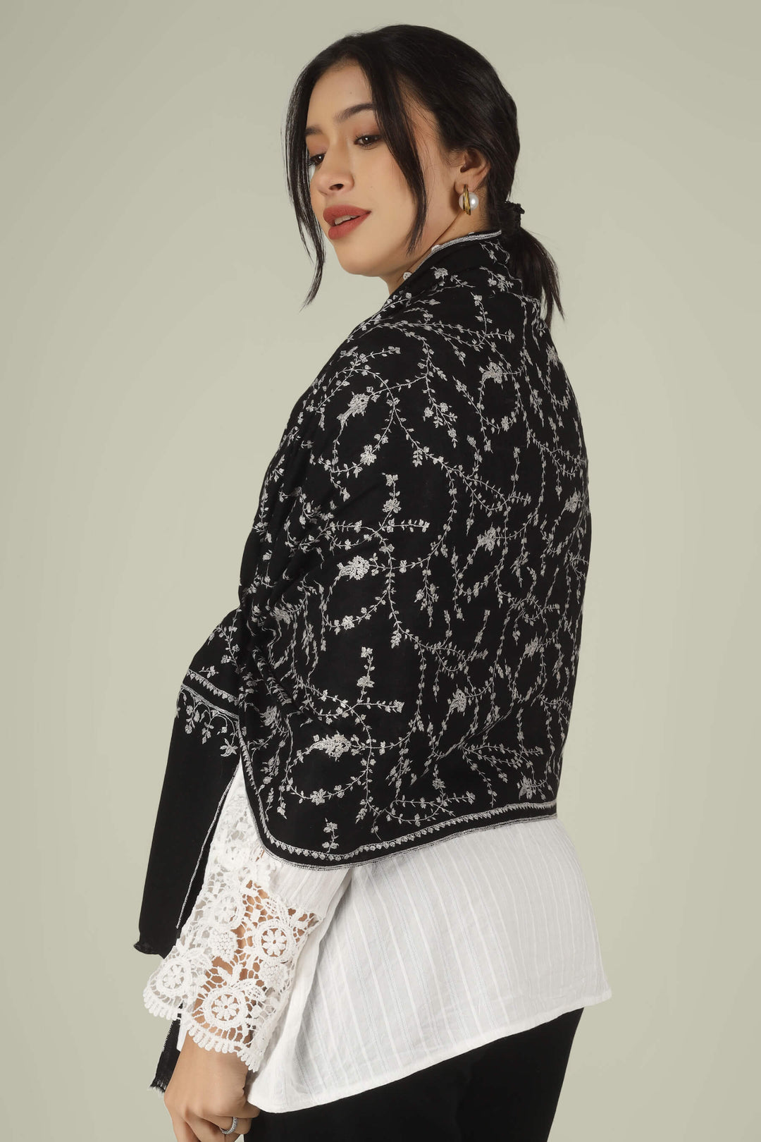 Hand-embroidered raven-black pure Pashmina stole featuring an all-over ivory Sozni Jaldaar floral vine pattern from Kepra.