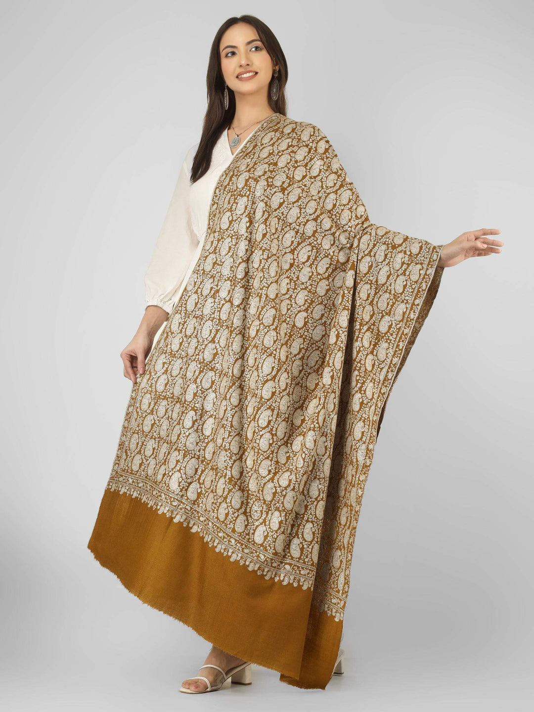 An exquisite option for admirers of pashmina shawls in Switzerland, this heritage-inspired jama shawl brings authentic Kashmiri artistry