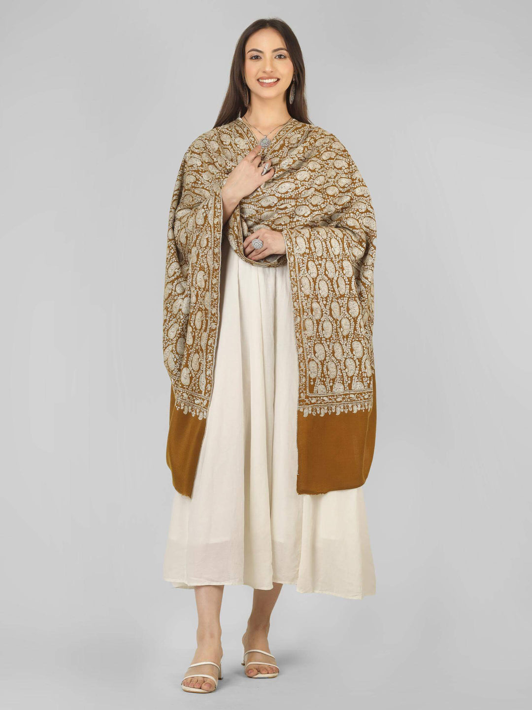 An exquisite option for admirers of pashmina shawls in Switzerland, this heritage-inspired jama shawl brings authentic Kashmiri artistry