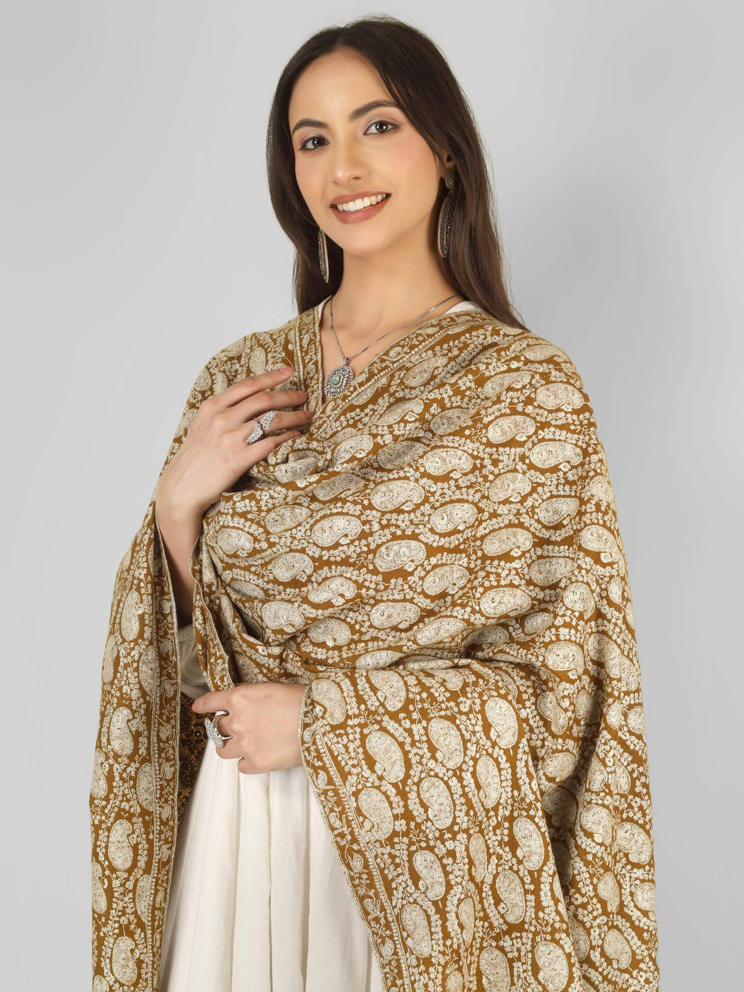 An exquisite option for admirers of pashmina shawls in Switzerland, this heritage-inspired jama shawl brings authentic Kashmiri artistry