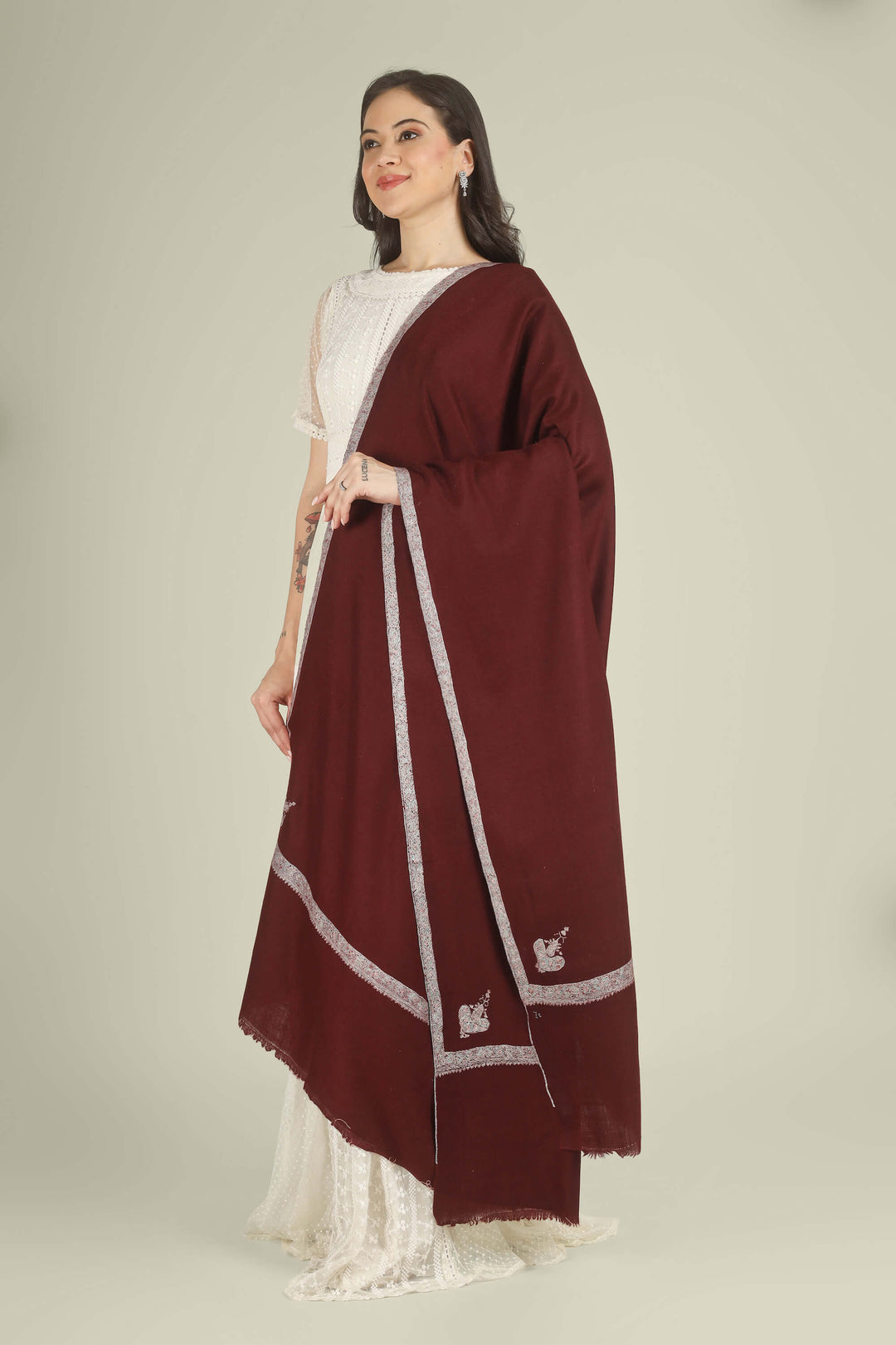 This Wine GI Kashmiri Pure Pashmina Muntaha Hashidaar Shawl drapes in a deep wine base finished with pastel Muntaha hashidaar borders and a single paisley corner motif, creating a rich yet soft look that works beautifully for winter evenings and celebrations.
