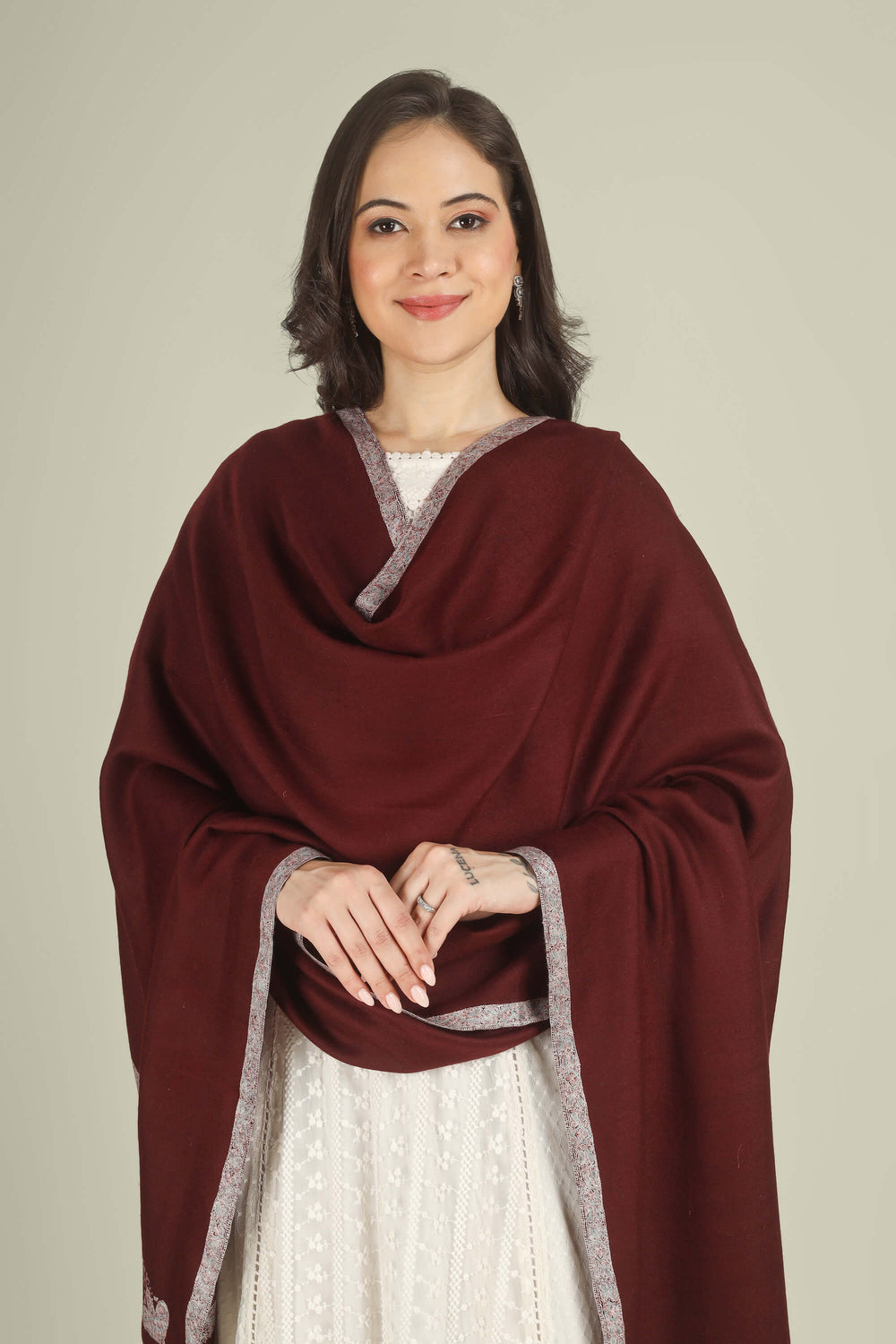 This Wine GI Kashmiri Pure Pashmina Muntaha Hashidaar Shawl drapes in a deep wine base finished with pastel Muntaha hashidaar borders and a single paisley corner motif, creating a rich yet soft look that works beautifully for winter evenings and celebrations.
