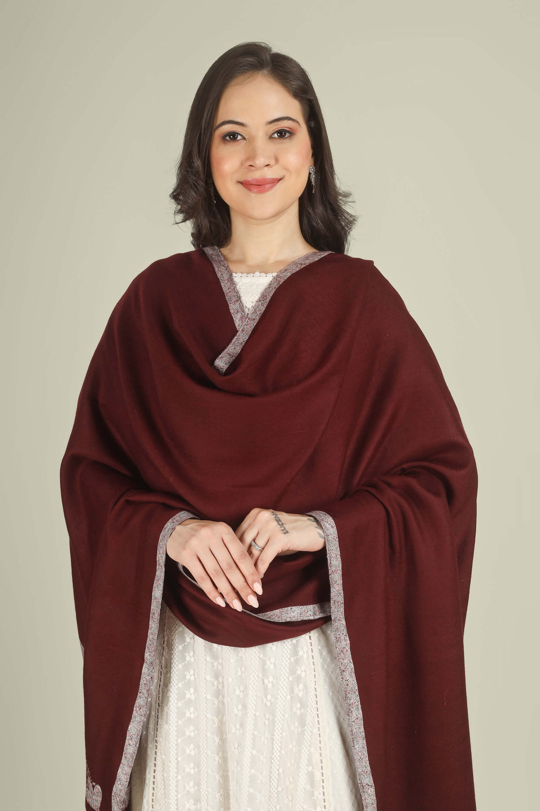 This Wine GI Kashmiri Pure Pashmina Muntaha Hashidaar Shawl drapes in a deep wine base finished with pastel Muntaha hashidaar borders and a single paisley corner motif, creating a rich yet soft look that works beautifully for winter evenings and celebrations.