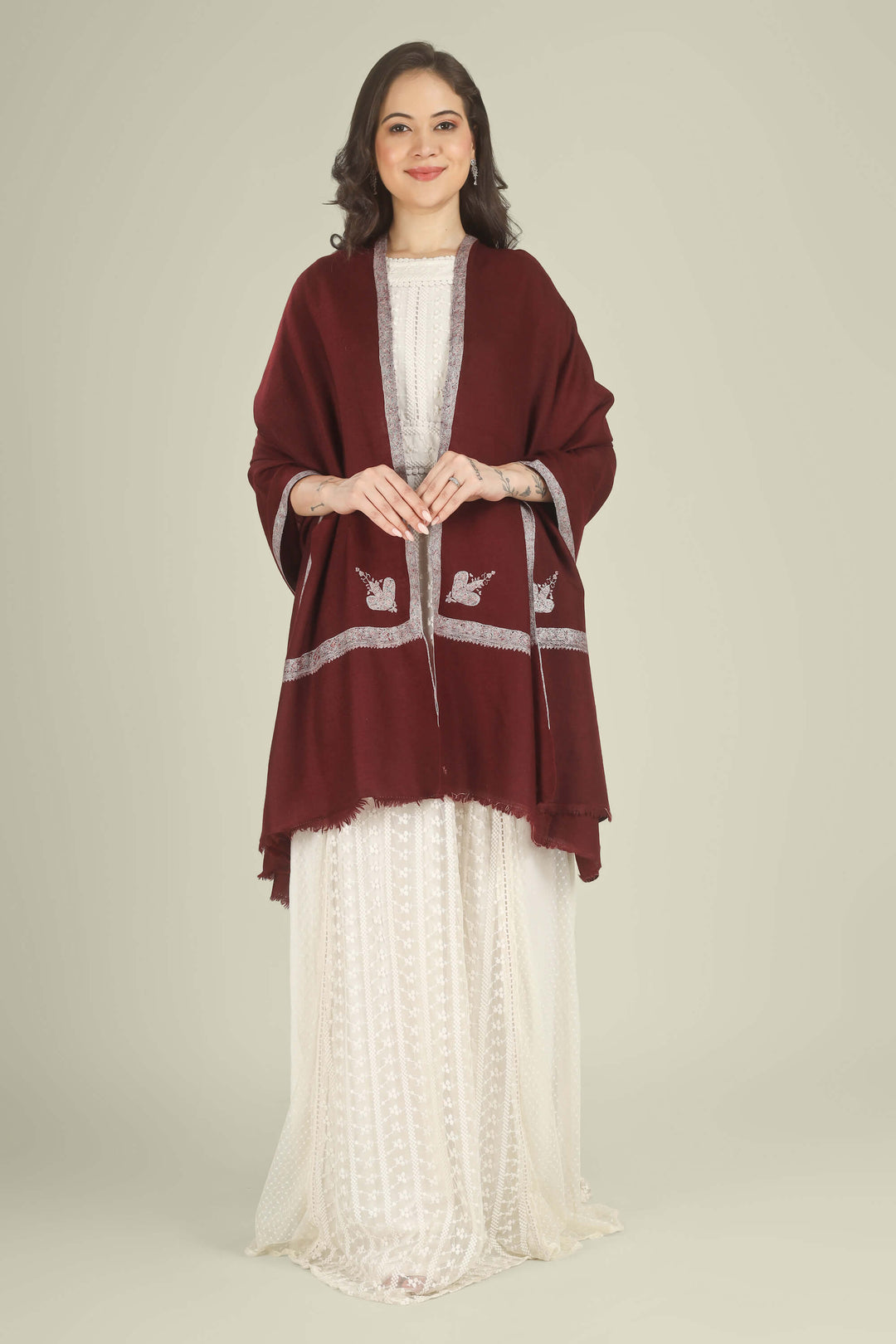 This Wine GI Kashmiri Pure Pashmina Muntaha Hashidaar Shawl drapes in a deep wine base finished with pastel Muntaha hashidaar borders and a single paisley corner motif, creating a rich yet soft look that works beautifully for winter evenings and celebrations.