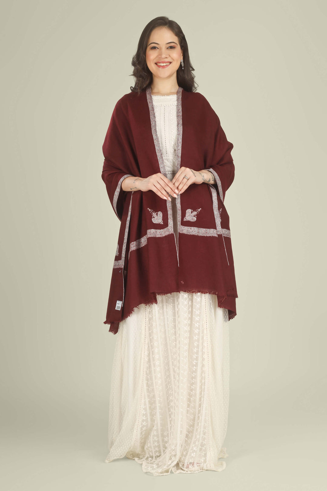 This Wine GI Kashmiri Pure Pashmina Muntaha Hashidaar Shawl drapes in a deep wine base finished with pastel Muntaha hashidaar borders and a single paisley corner motif, creating a rich yet soft look that works beautifully for winter evenings and celebrations.