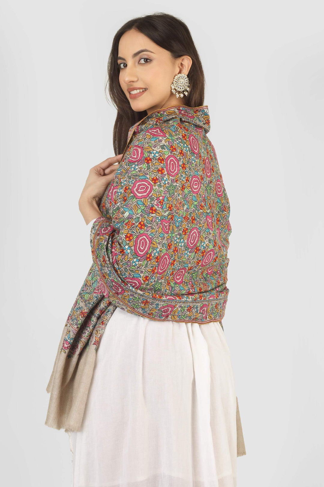 Pashmina shawls in the America
A vibrant option for admirers of pashmina shawls in the United states, this handcrafted jama shawl brings authentic Kashmiri artistry