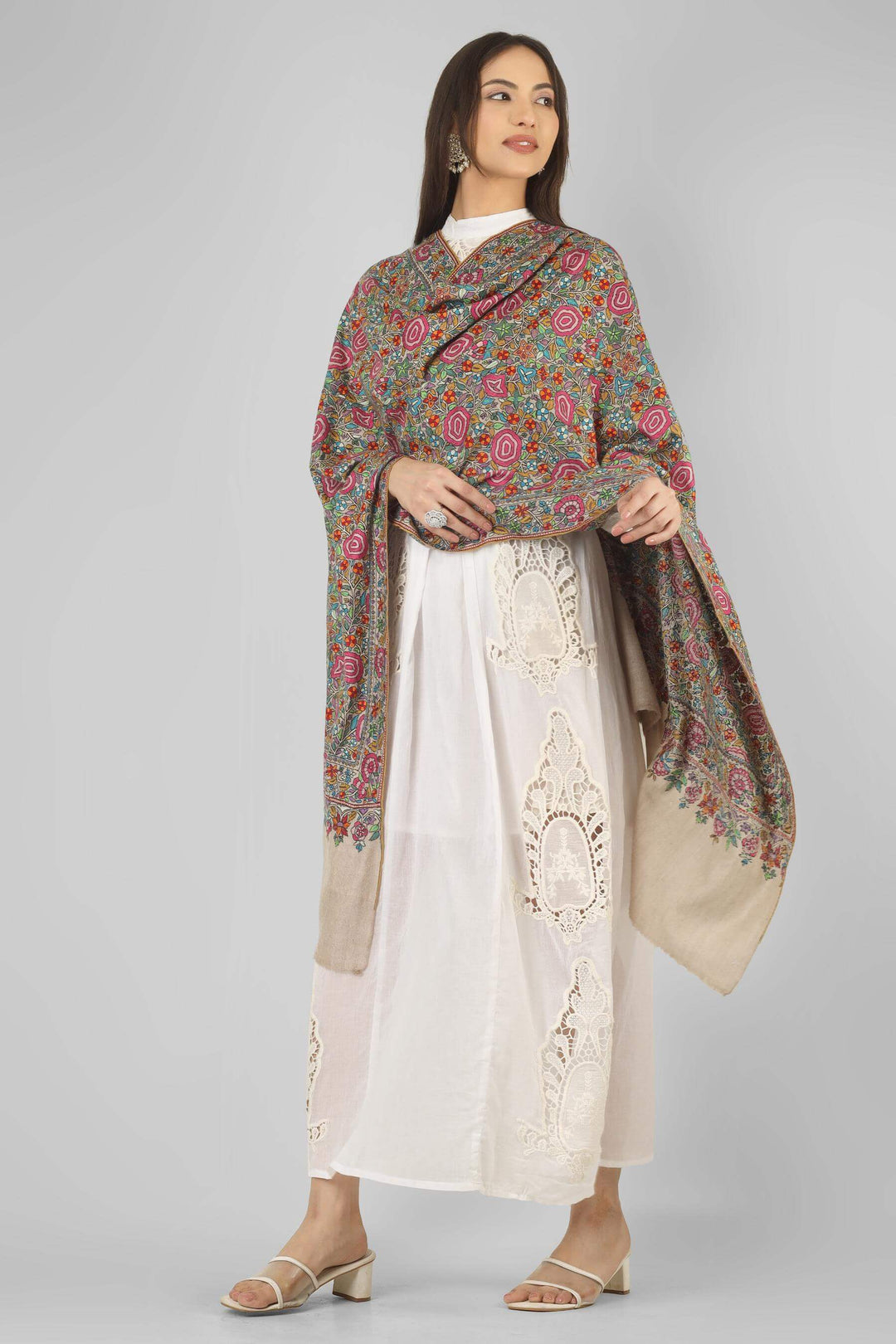 Pashmina shawls in the America
A vibrant option for admirers of pashmina shawls in the United states, this handcrafted jama shawl brings authentic Kashmiri artistry
