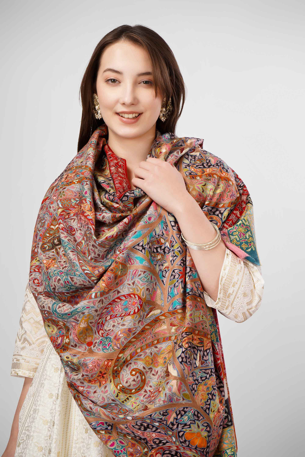 Pashmina Kalamkari Shawls Online – Exquisite Hand-Painted Multicolor Designs
The Pashmina Kalamkari Malaika Hoor Shawl is a celebration of color and Kashmir’s renowned artisan tradition. Its base features a soft, powder blue that provides a tranquil canvas for lavish, hand-painted and hand-embroidered kalamkari motifs