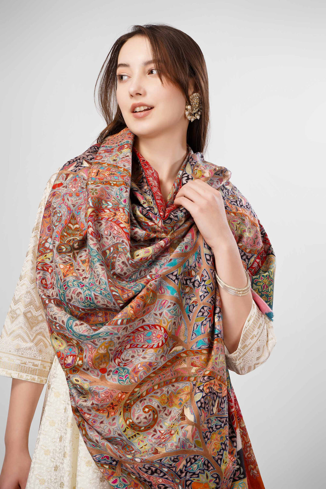 Pashmina Kalamkari Shawls Online – Exquisite Hand-Painted Multicolor Designs
The Pashmina Kalamkari Malaika Hoor Shawl is a celebration of color and Kashmir’s renowned artisan tradition. Its base features a soft, powder blue that provides a tranquil canvas for lavish, hand-painted and hand-embroidered kalamkari motifs