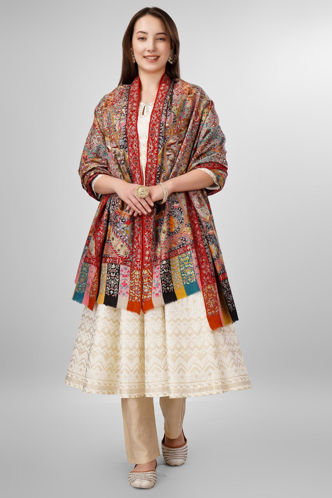 Pashmina Kalamkari Shawls Online – Exquisite Hand-Painted Multicolor Designs
The Pashmina Kalamkari Malaika Hoor Shawl is a celebration of color and Kashmir’s renowned artisan tradition. Its base features a soft, powder blue that provides a tranquil canvas for lavish, hand-painted and hand-embroidered kalamkari motifs