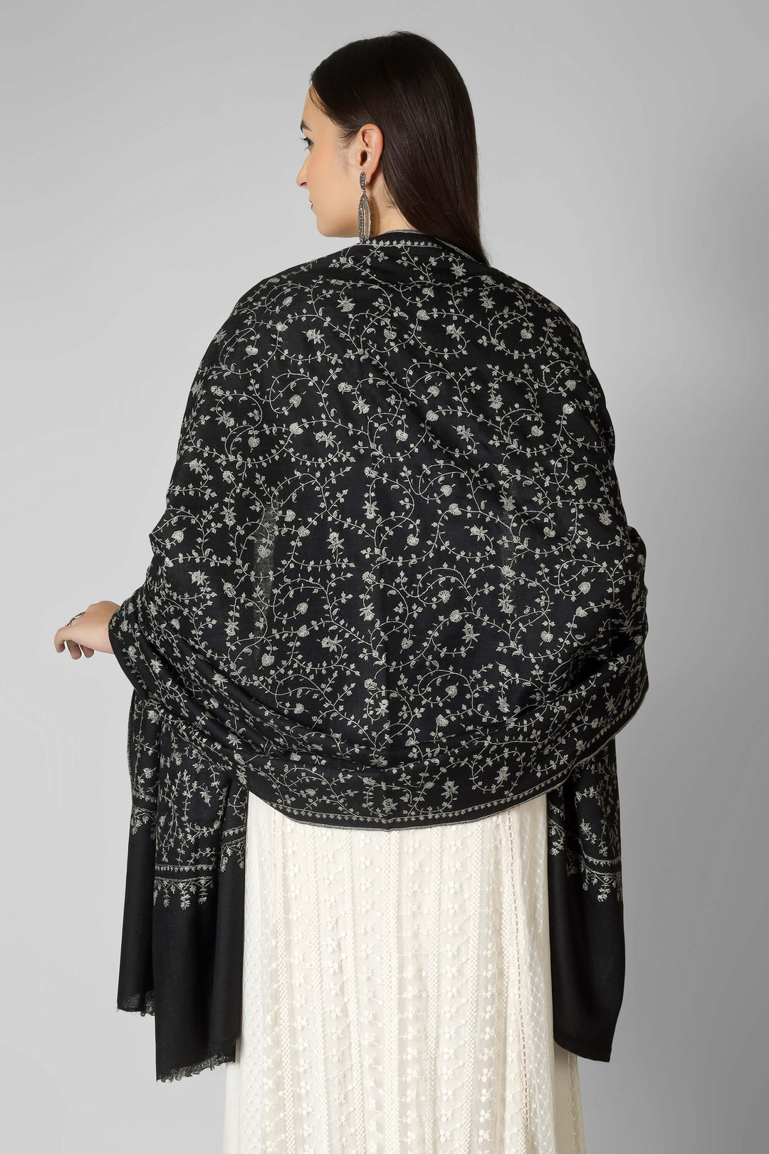 Ideal for discerning buyers of pashmina shawls in America, this GI-certified piece offers museum-grade Kashmiri craftsmanship with a modern, wearable silhouette