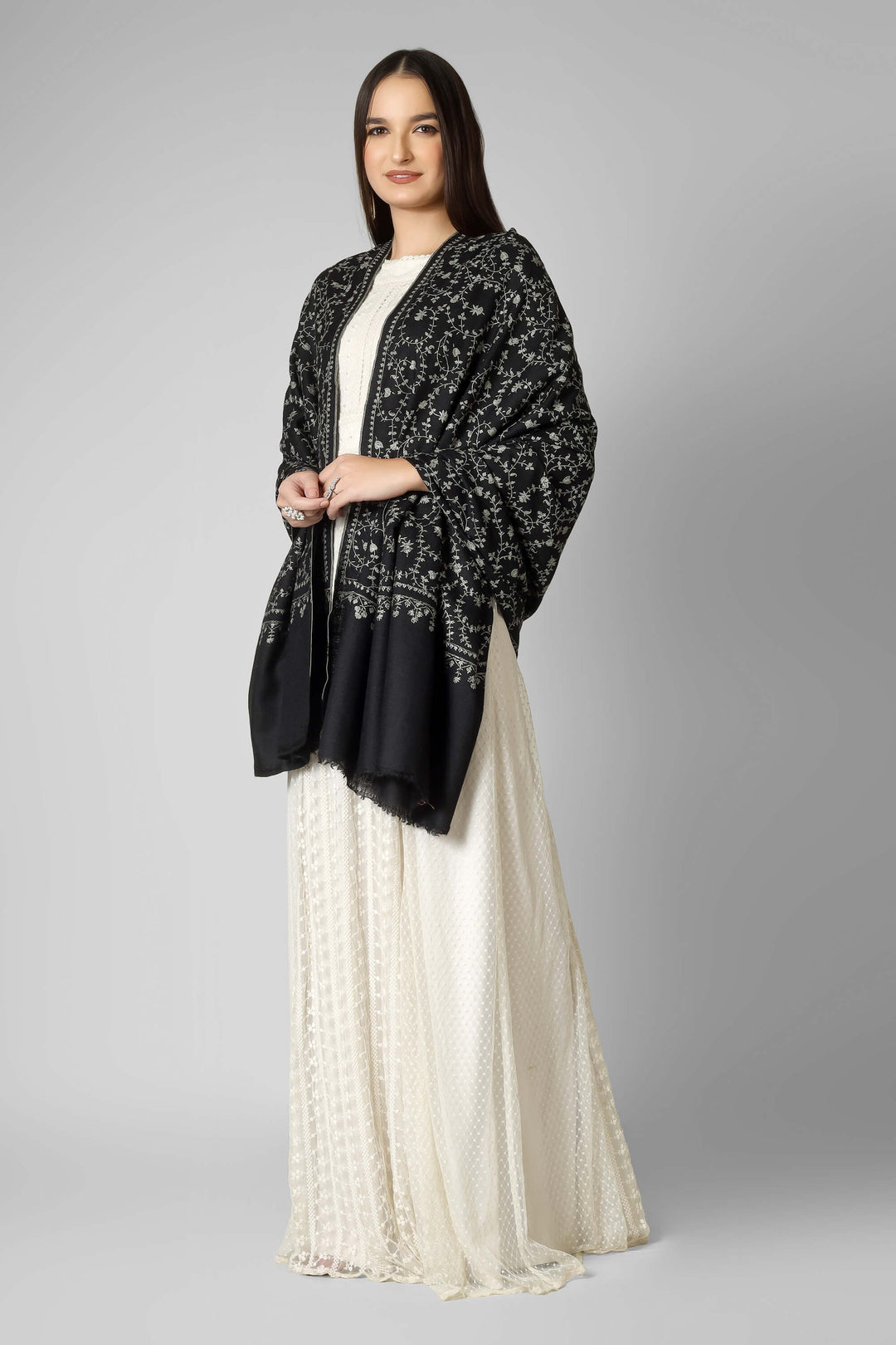 Ideal for discerning buyers of pashmina shawls in America, this GI-certified piece offers museum-grade Kashmiri craftsmanship with a modern, wearable silhouette