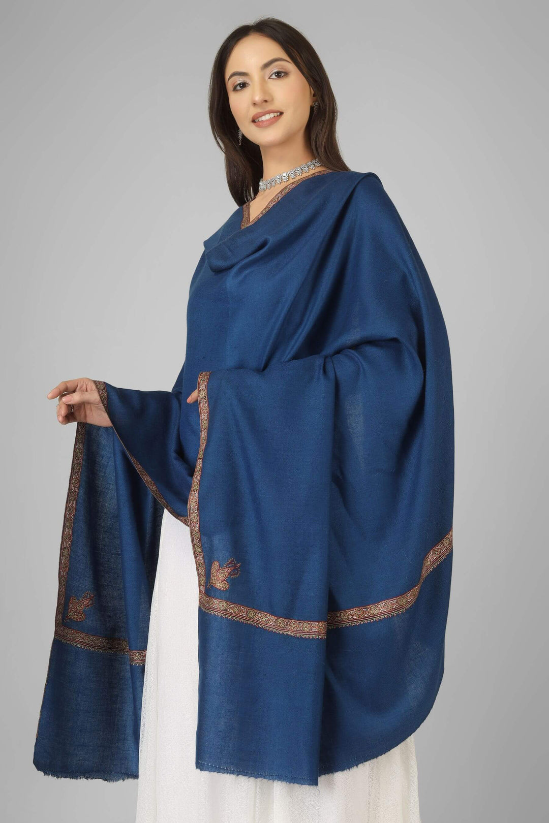 An excellent option for connoisseurs of pashmina shawls in America, this handwoven and finely embroidered piece brings authentic Kashmiri craftsmanship into a wearable, statement-making layer.