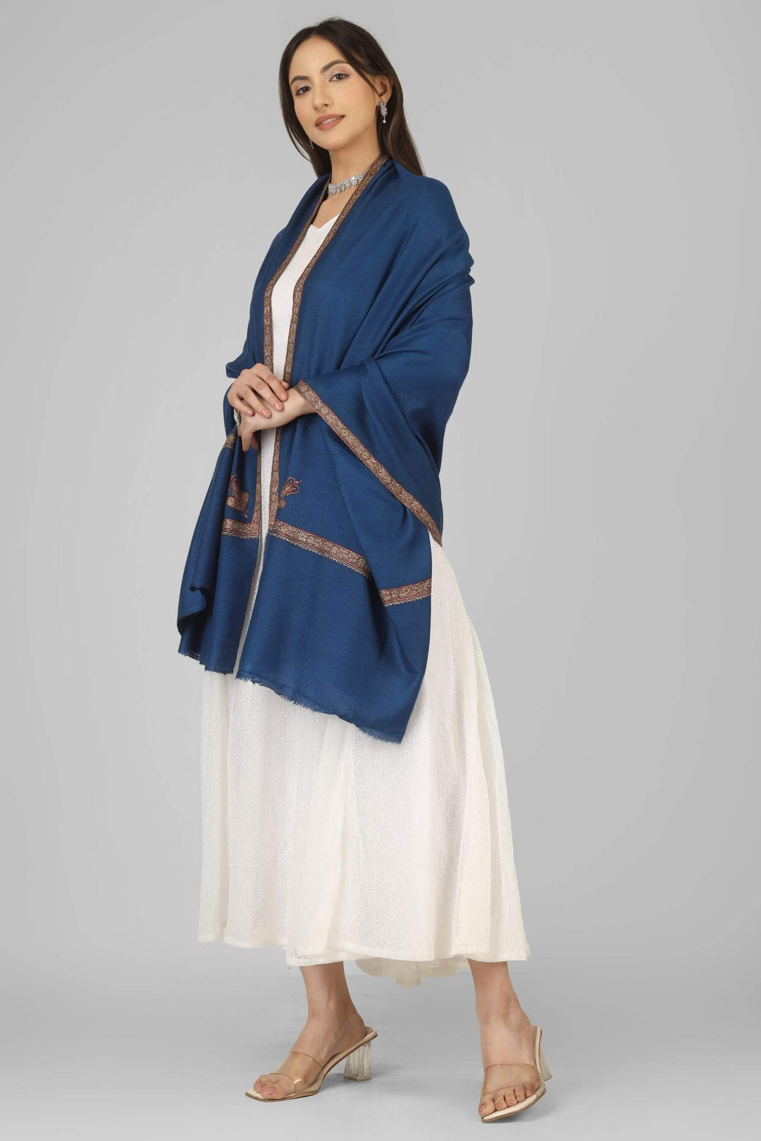 An excellent option for connoisseurs of pashmina shawls in America, this handwoven and finely embroidered piece brings authentic Kashmiri craftsmanship into a wearable, statement-making layer.