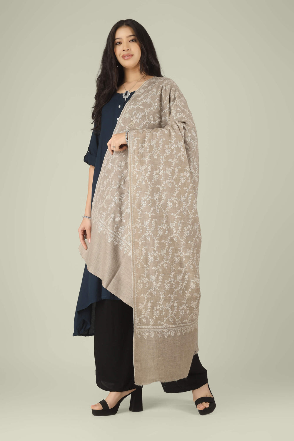 Experience the organic luxury of Kepra’s GI Certified "Khudrang" Pashmina. Hand-spun from 100% undyed high-altitude pashm, this fawn-toned masterpiece 