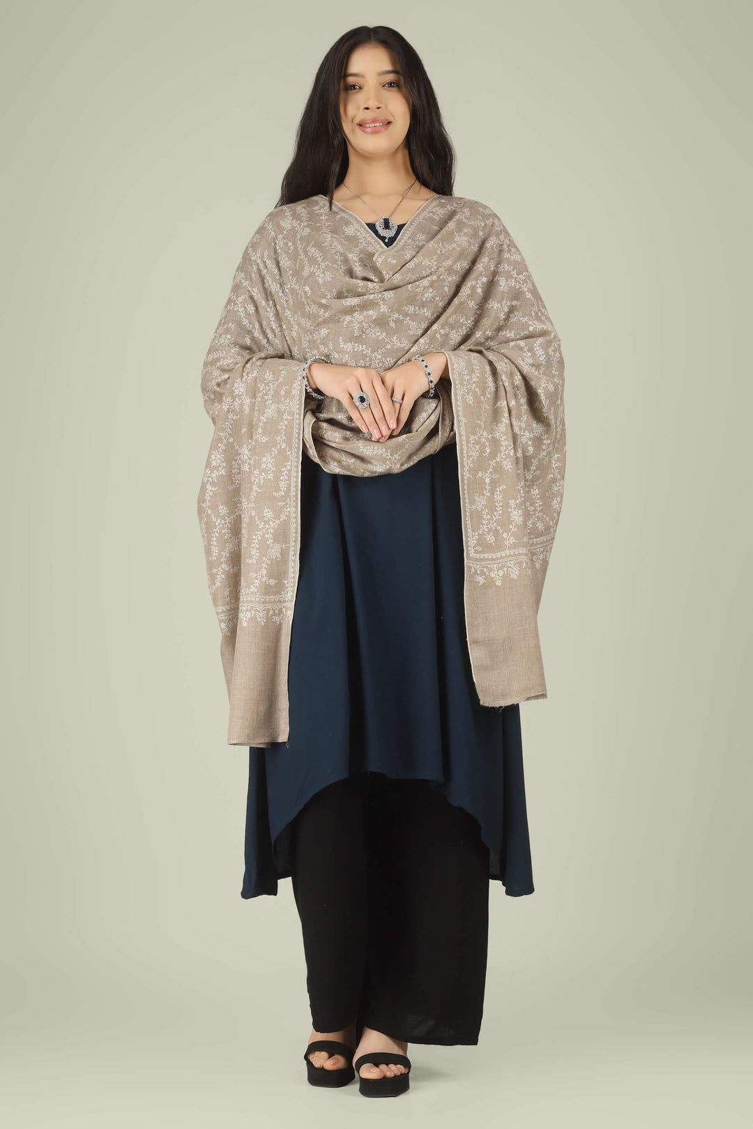 Experience the organic luxury of Kepra’s GI Certified "Khudrang" Pashmina. Hand-spun from 100% undyed high-altitude pashm, this fawn-toned masterpiece 