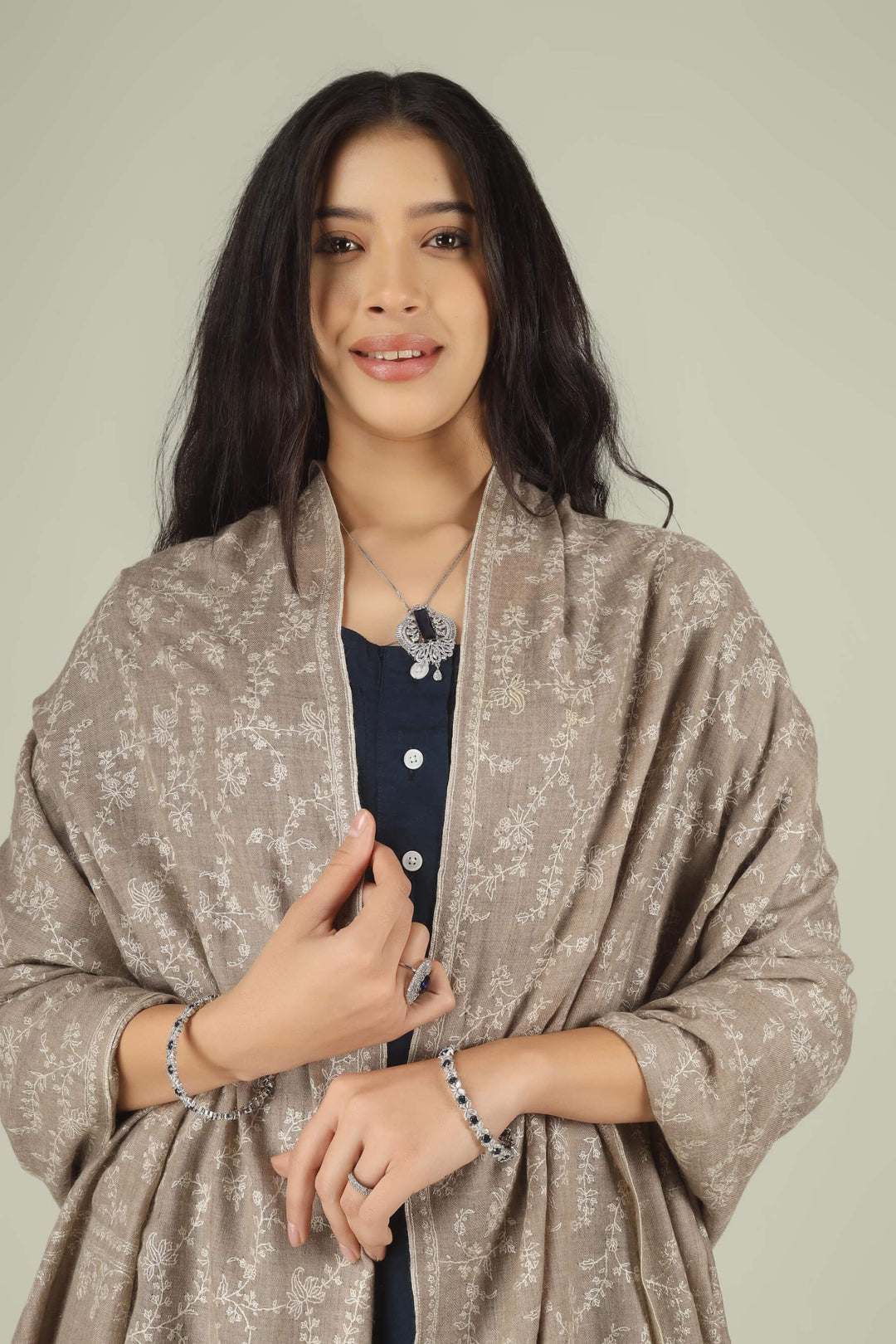 Experience the organic luxury of Kepra’s GI Certified "Khudrang" Pashmina. Hand-spun from 100% undyed high-altitude pashm, this fawn-toned masterpiece 