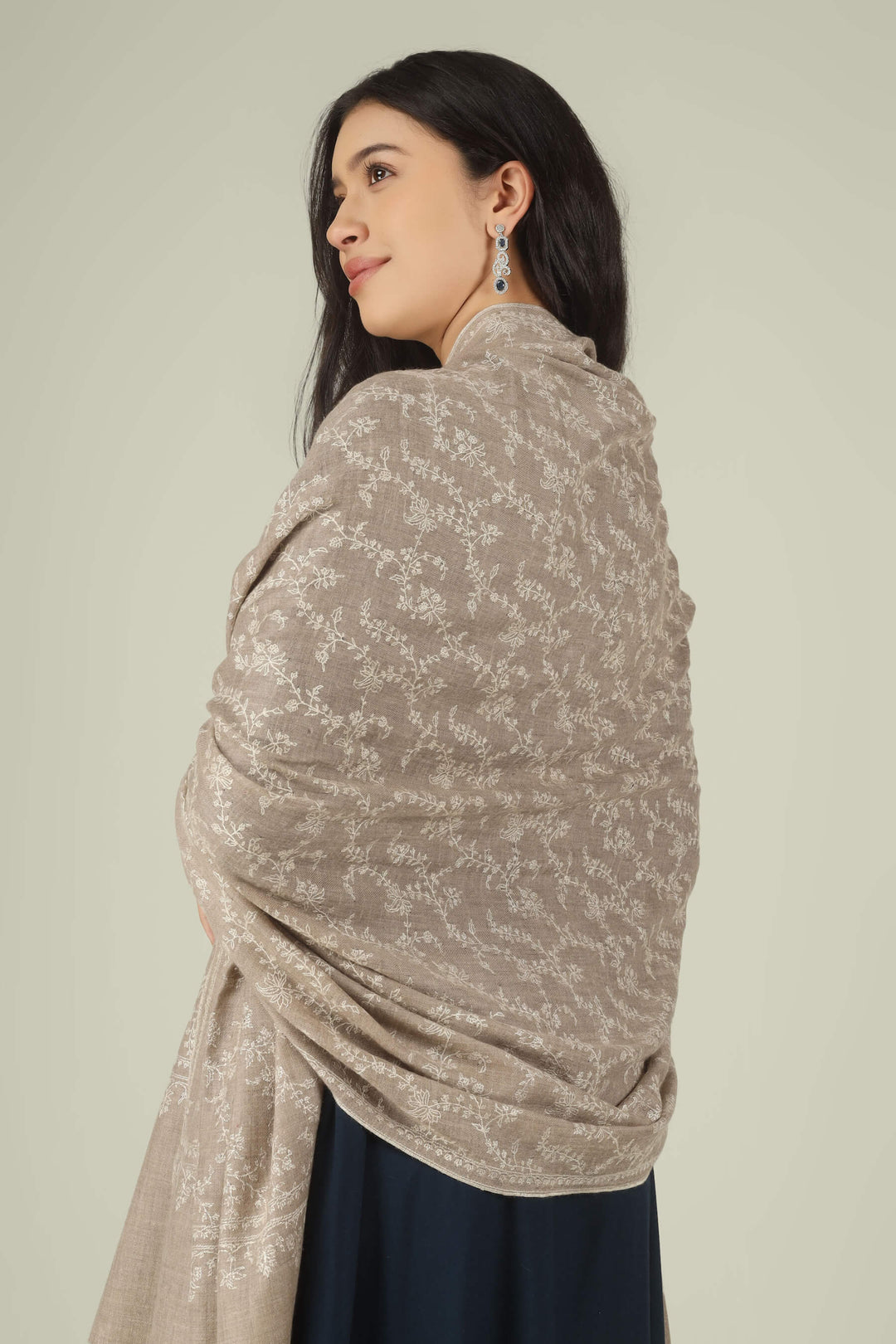 Experience the organic luxury of Kepra’s GI Certified "Khudrang" Pashmina. Hand-spun from 100% undyed high-altitude pashm, this fawn-toned masterpiece 