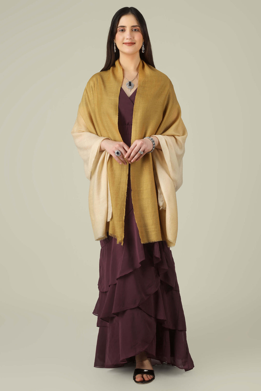 pashmina online, this golden ombre stole brings Kashmiri craftsmanship to elegant wardrobes in France and beyond. Add it to your collection when you want the very best pashmina online