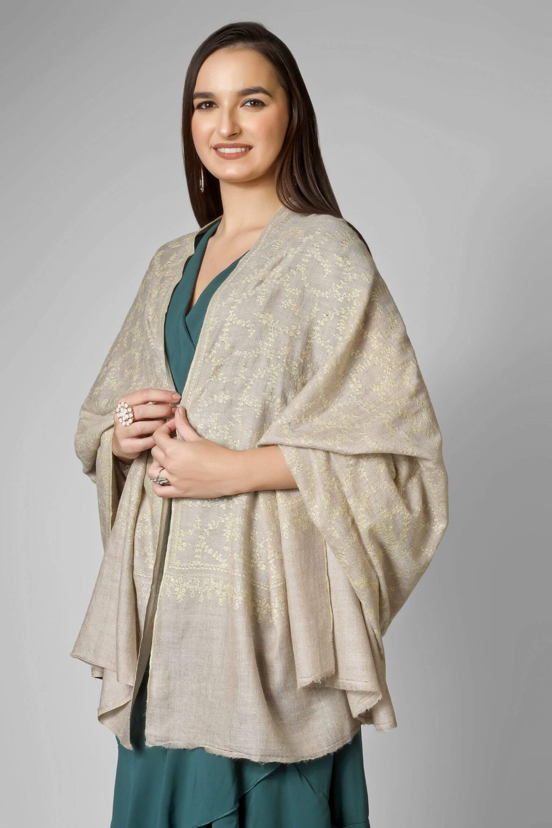 Pashmina shawls in America-
A refined option for admirers of pashmina shawls in America, this GI-certified neutral brings gallery-level Kashmiri craftsmanship