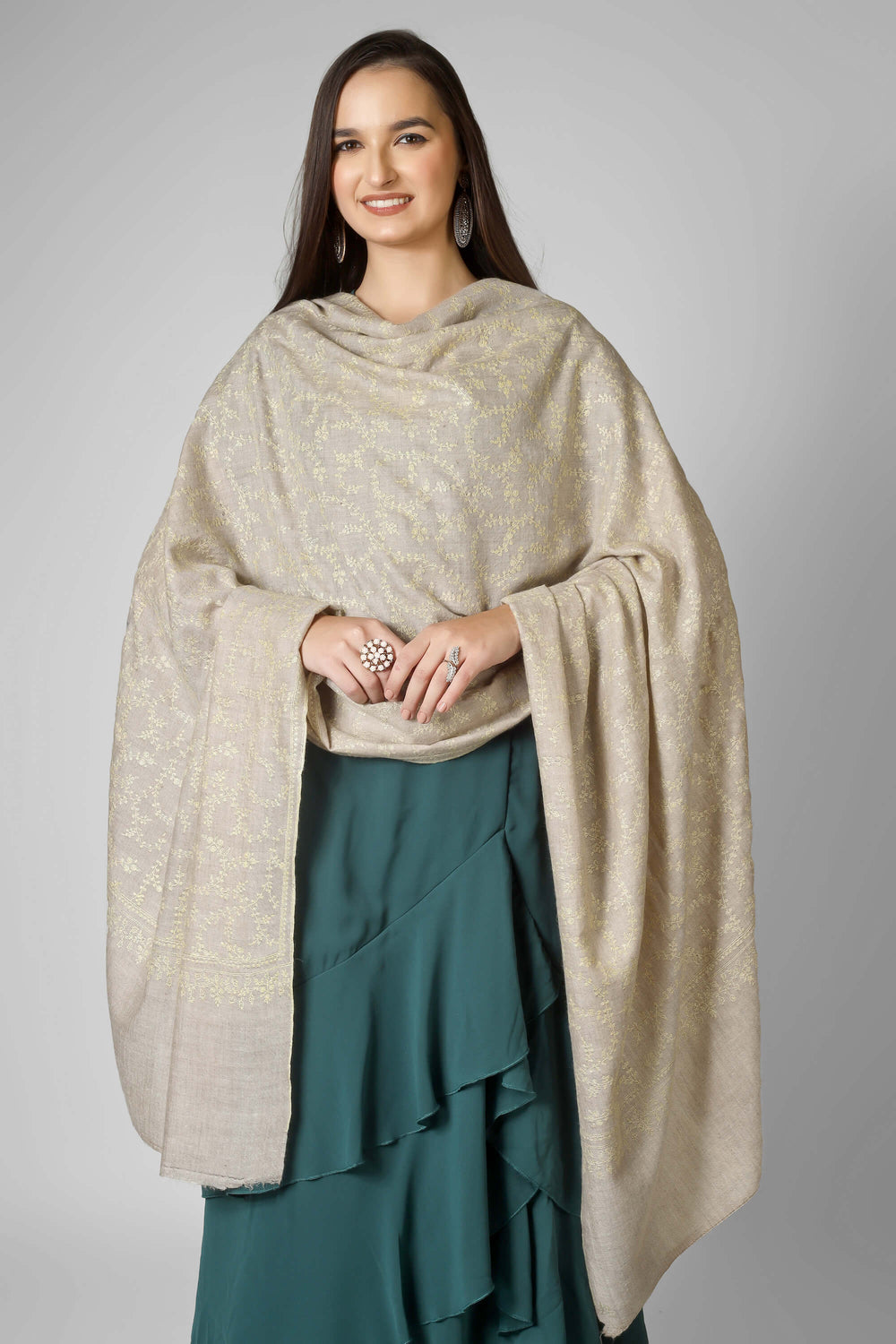 Pashmina shawls in America-
A refined option for admirers of pashmina shawls in America, this GI-certified neutral brings gallery-level Kashmiri craftsmanship