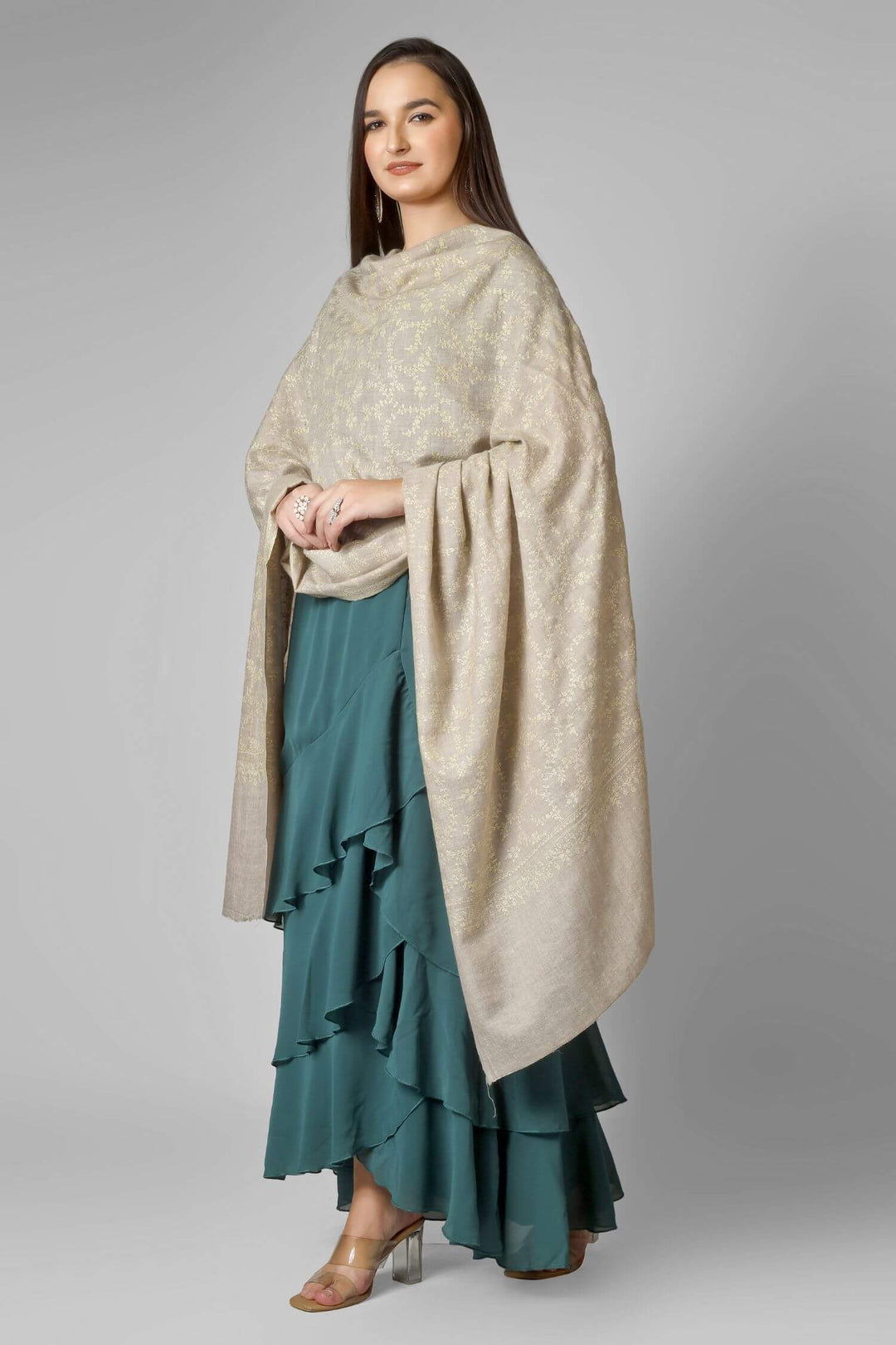 Pashmina shawls in America-
A refined option for admirers of pashmina shawls in America, this GI-certified neutral brings gallery-level Kashmiri craftsmanship